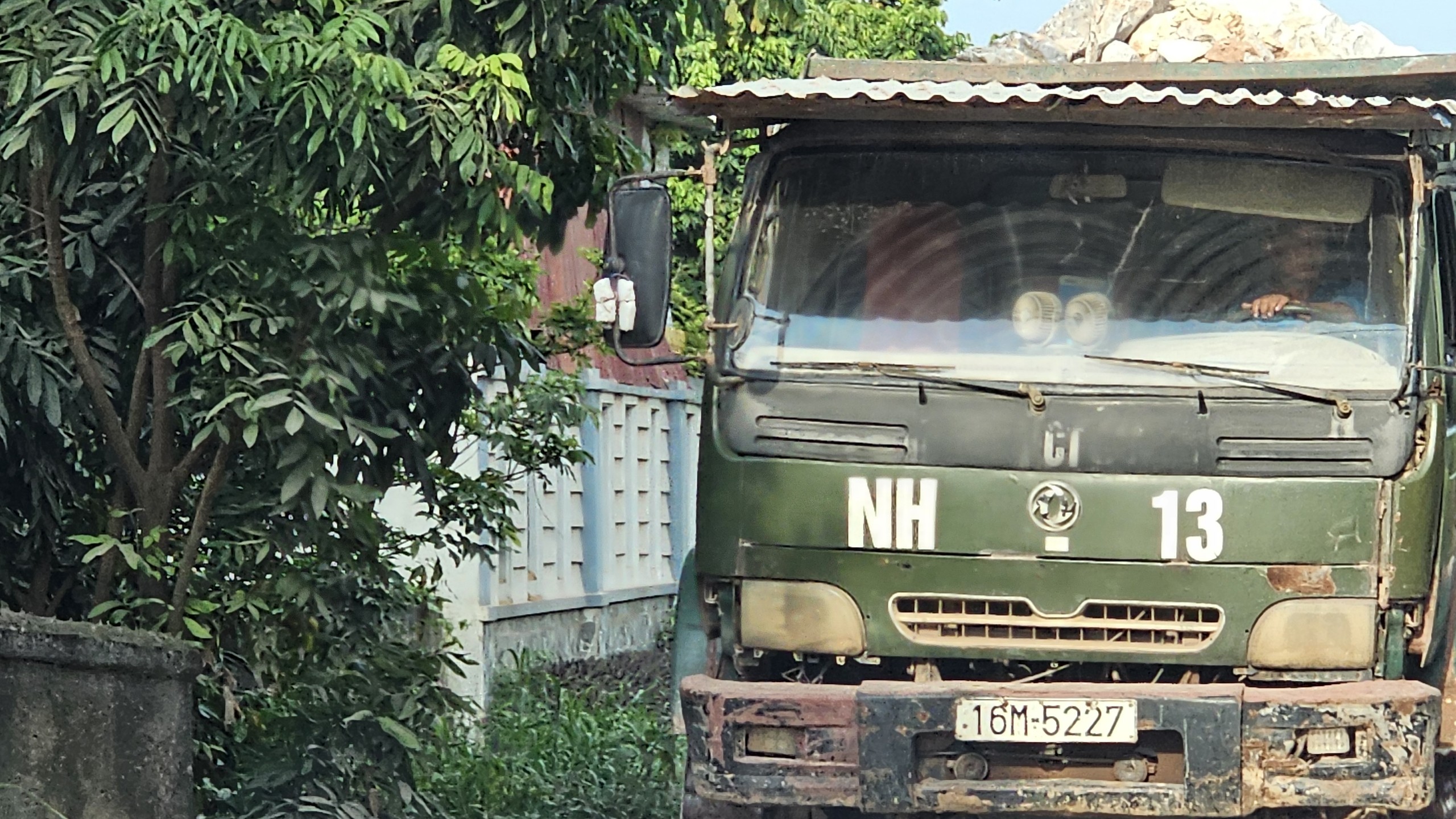 Hải Phòng: Trạm nghiền đá gây ô nhiễm, xe hết hạn đăng kiểm cày nát đường- Ảnh 2.