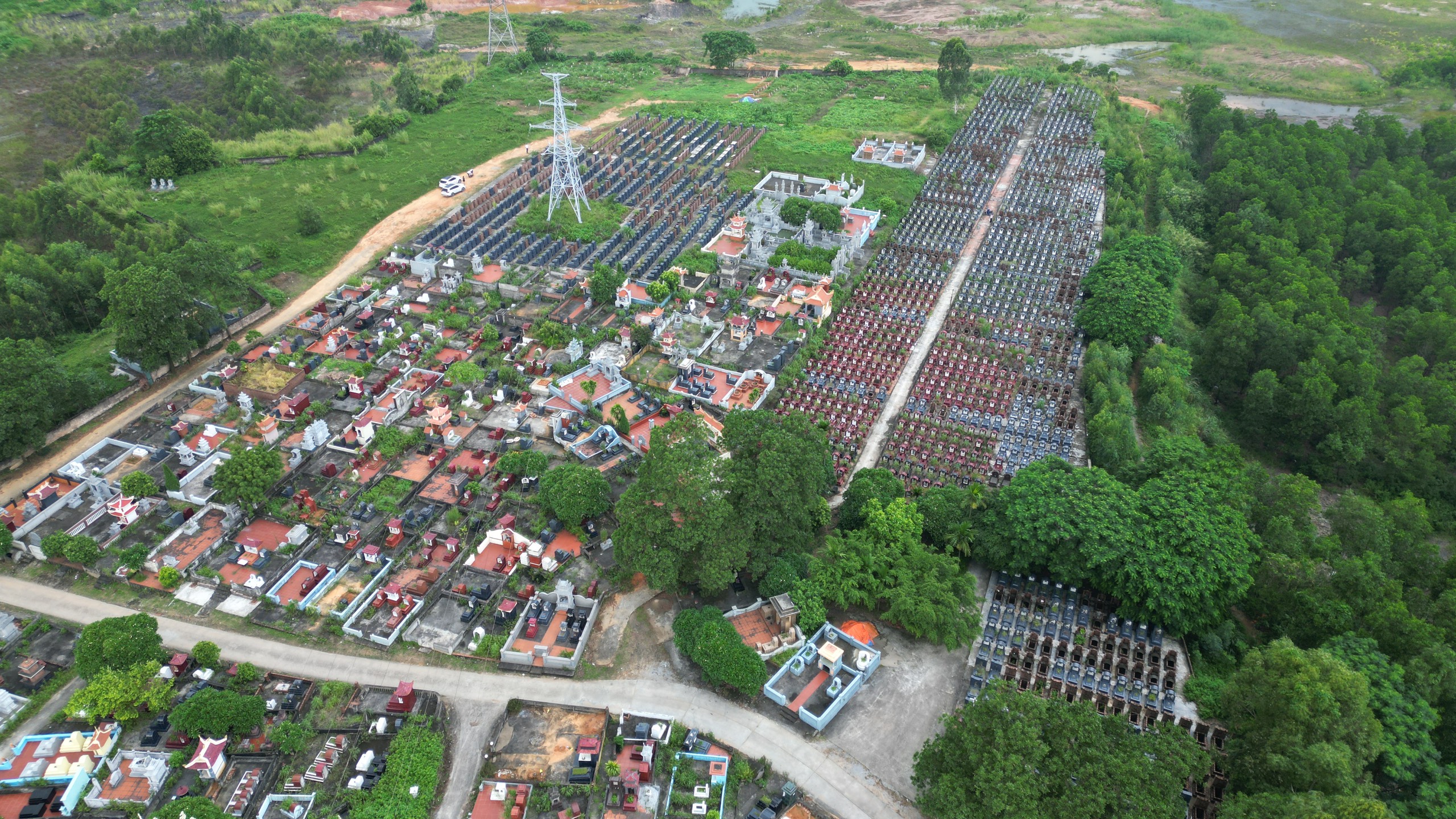 Quảng Ninh: Nghĩa trang nhân dân bị doanh nghiệp tự ý phân lô, xây mộ bán- Ảnh 1.