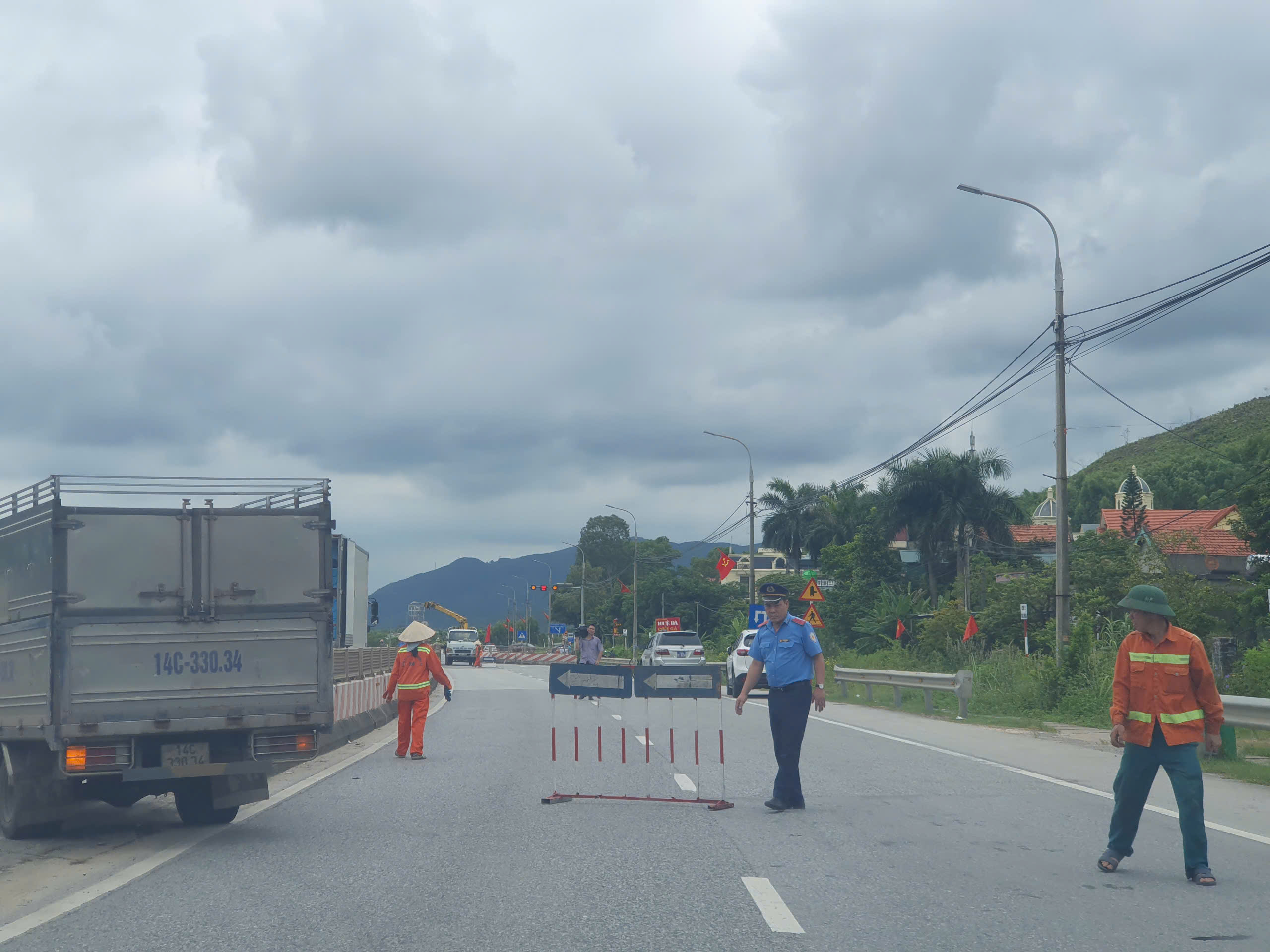 Bất ngờ xuất hiện "hố tử thần" trên quốc lộ 18, đoạn qua tỉnh Quảng Ninh- Ảnh 2.