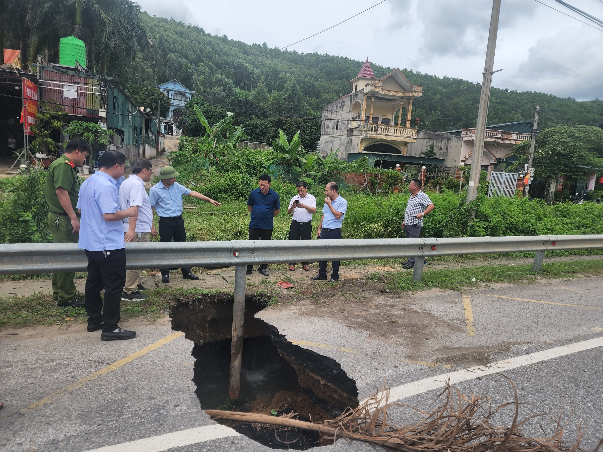 Cơ bản khắc phục xong "hố tử thần", quốc lộ 18 qua Quảng Ninh lưu thông bình thường- Ảnh 1.