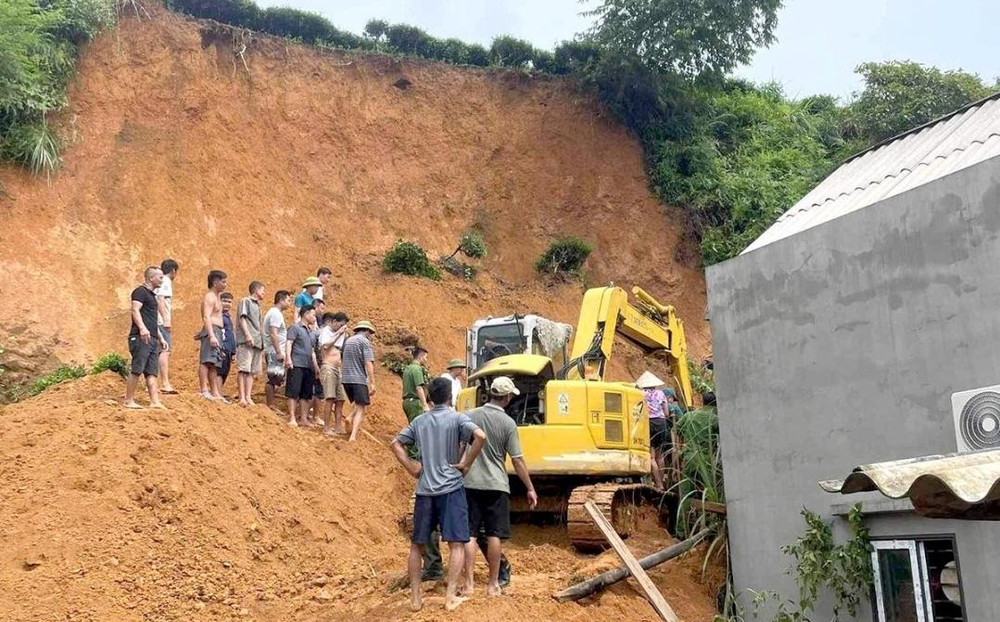 Giải cứu người đàn ông mắc kẹt trong bức tường do lở đất ở Tuyên Quang- Ảnh 2.