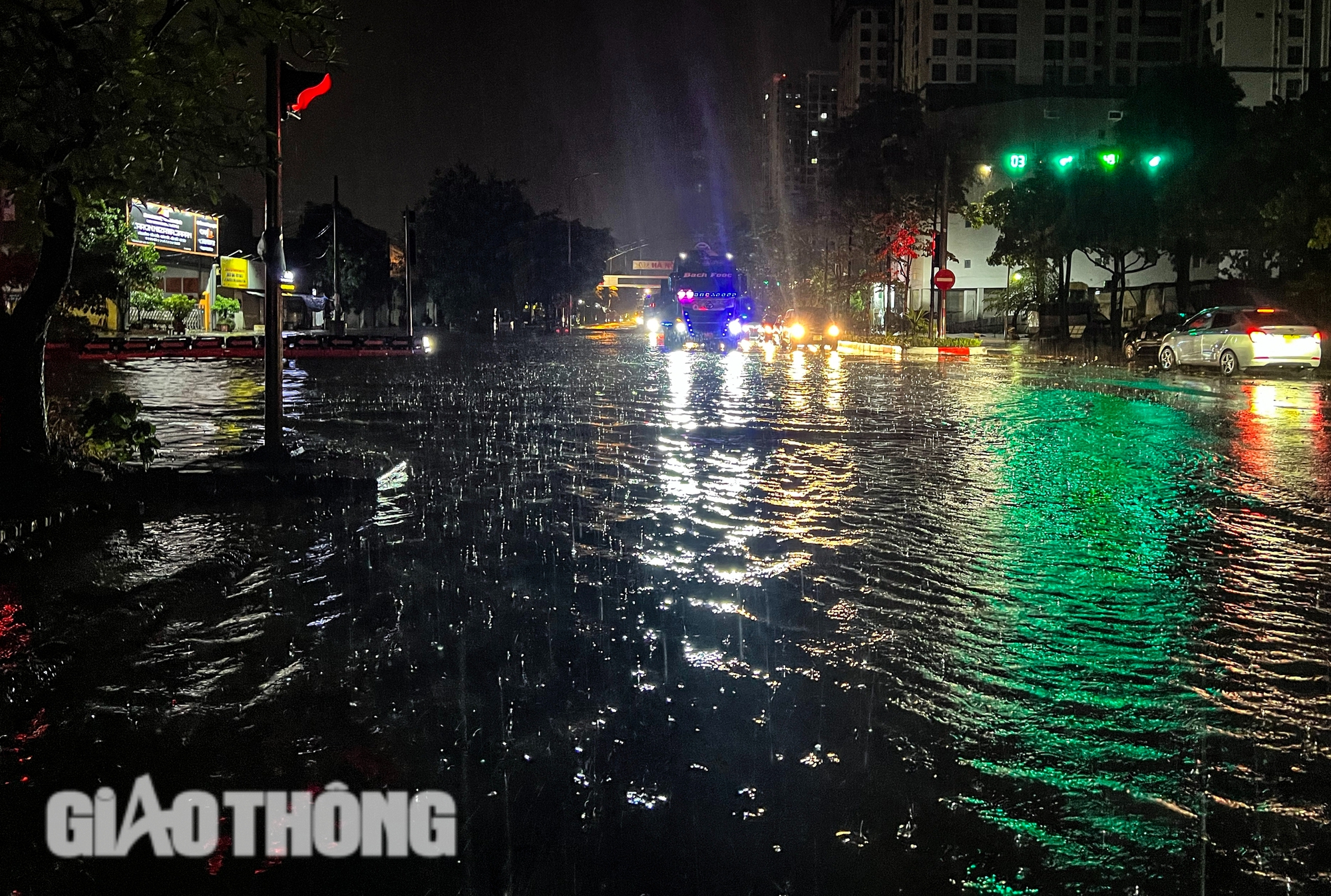 Đường ngập, cây đổ la liệt sau trận mưa lớn ở Hà Nội- Ảnh 11.