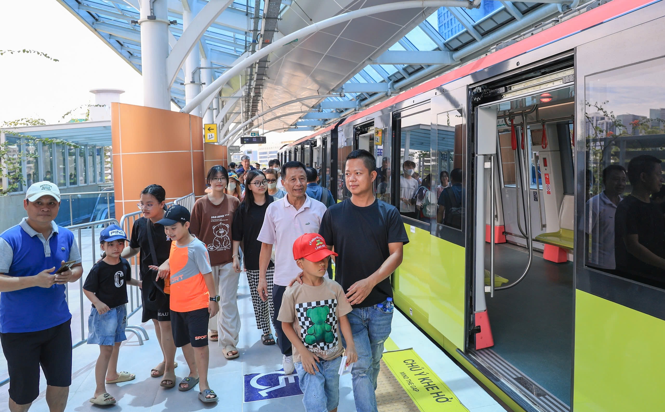 Metro Nhổn - ga Hà Nội ngày cuối miễn phí: Hết cảnh chen chân trải nghiệm- Ảnh 12.