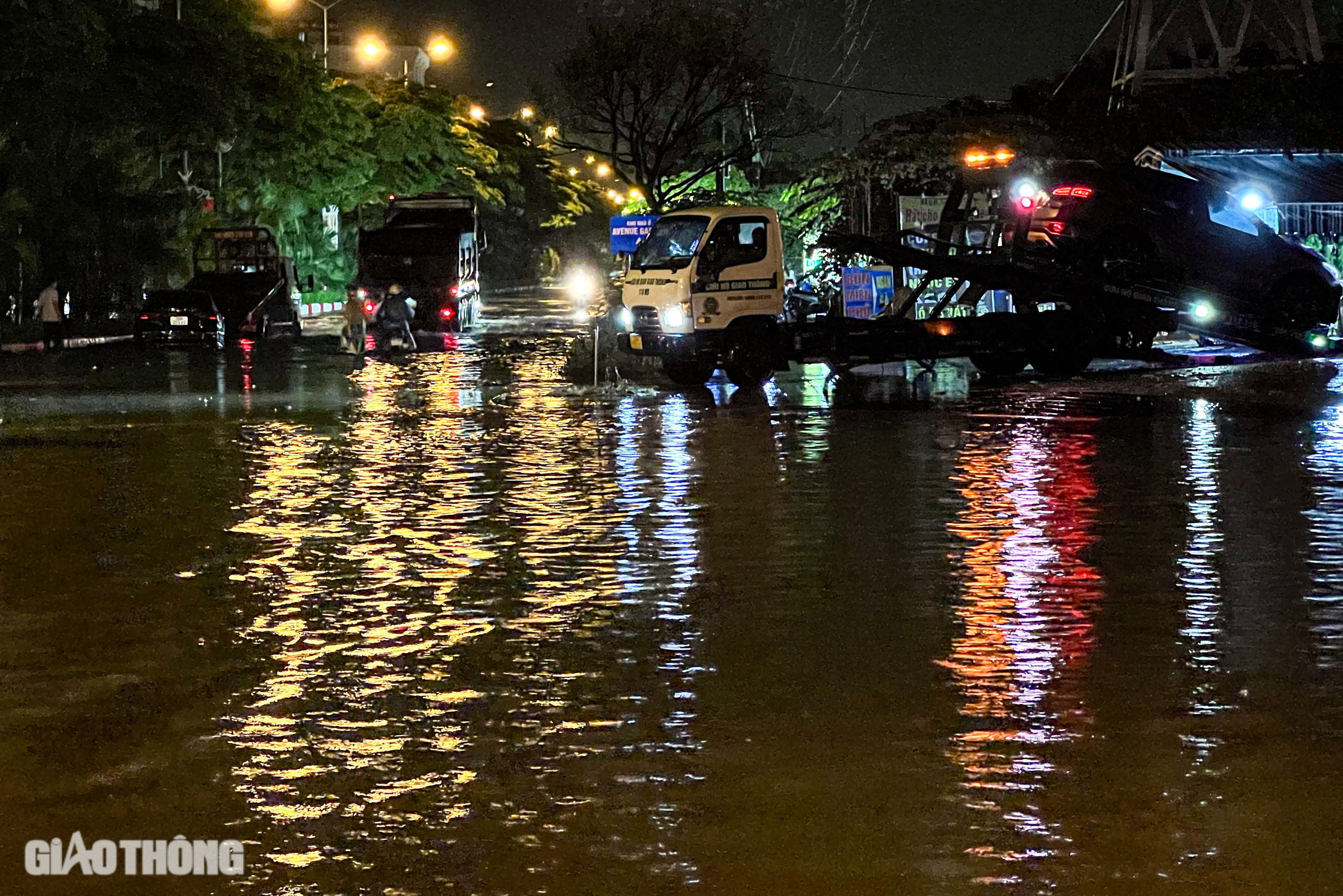 Đường ngập, cây đổ la liệt sau trận mưa lớn ở Hà Nội- Ảnh 10.