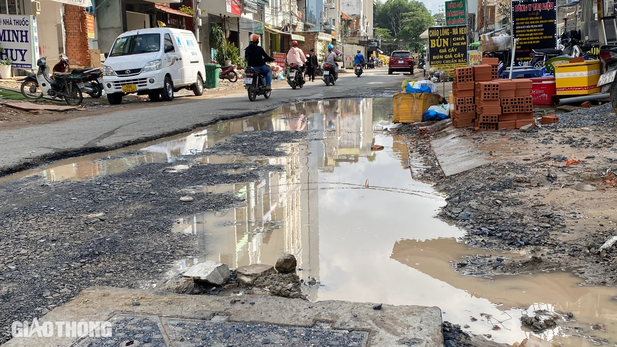 Đường vào sân bay Tân Sơn Nhất chưa đầy 1km có 5 dự án thi công đan xen- Ảnh 8.