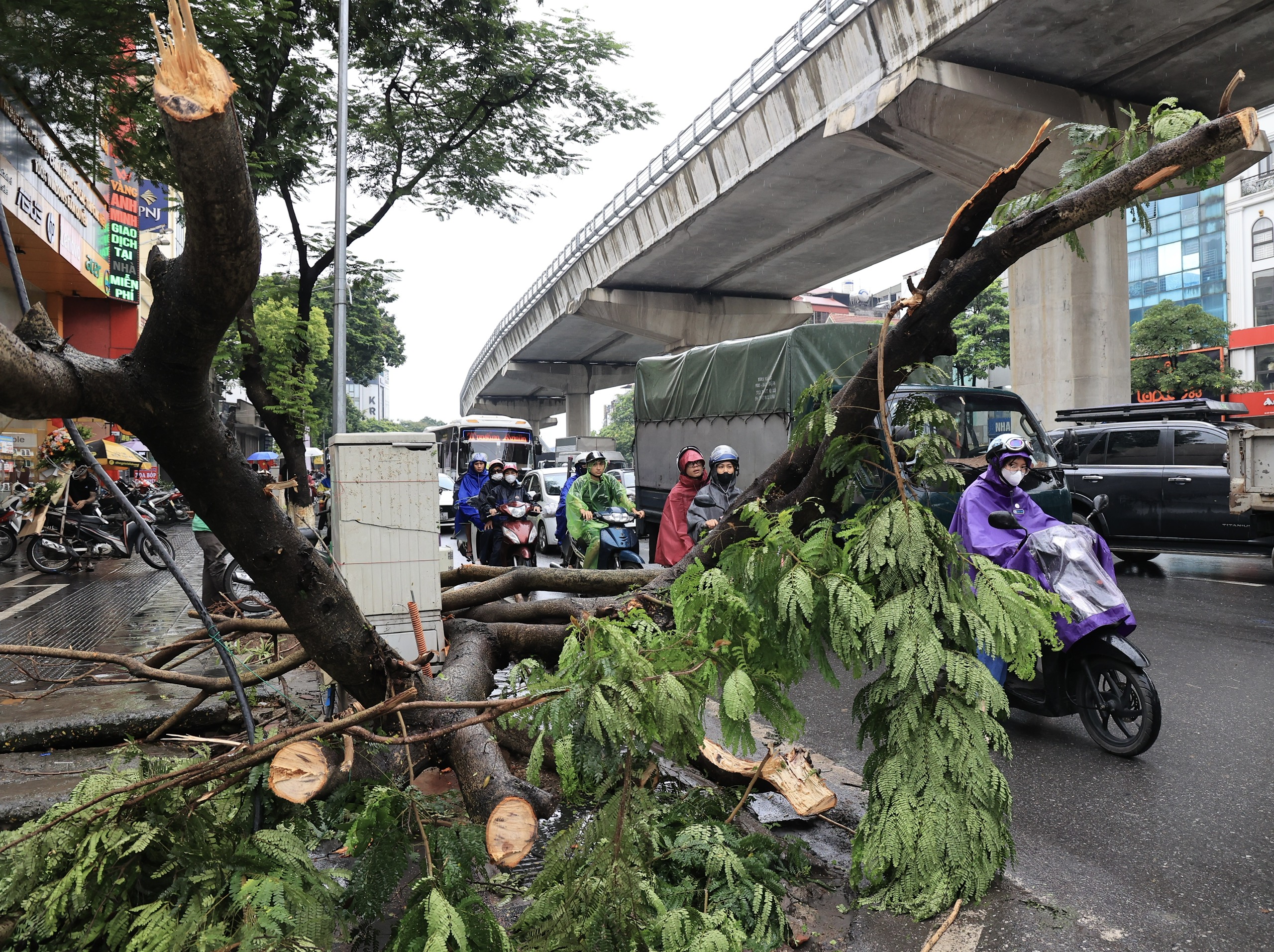 Hà Nội: Mưa kéo dài từ đêm đến sáng, nhiều tuyến đường ùn tắc giờ đi làm- Ảnh 3.