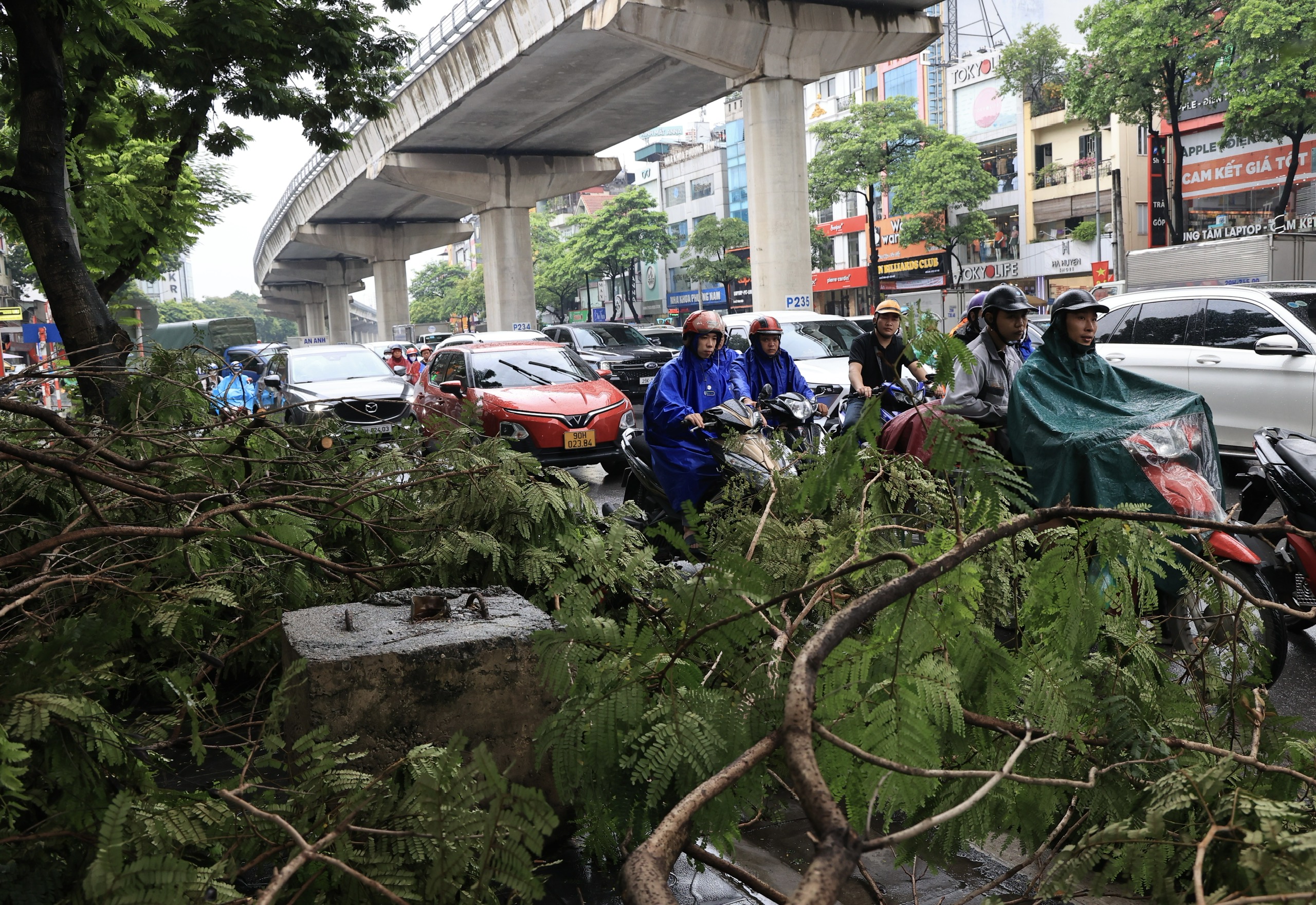 Hà Nội: Mưa kéo dài từ đêm đến sáng, nhiều tuyến đường ùn tắc giờ đi làm- Ảnh 4.