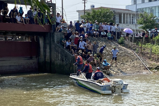 Nam Định: Đang tìm kiếm 2 cháu nhỏ nghi bị đuối nước trên sông Ninh Cơ- Ảnh 1.