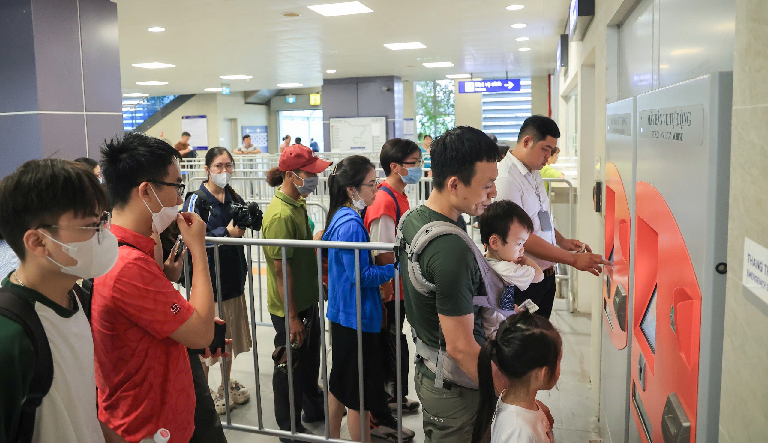 Ngày đầu thu phí, metro Nhổn - ga Hà Nội vẫn hút người dân sử dụng- Ảnh 2.