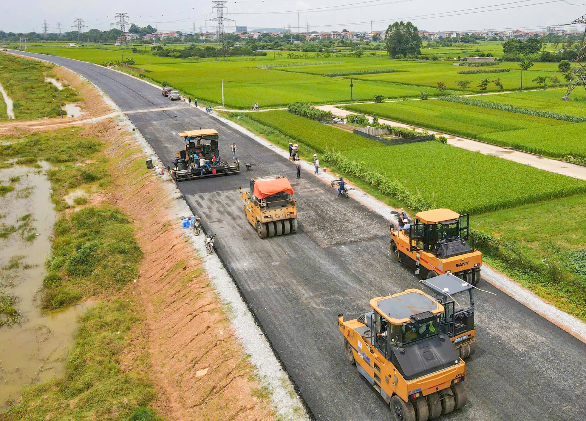 Những mét thảm đầu tiên trên tuyến Vành đai 4 - Vùng Thủ đô- Ảnh 2.