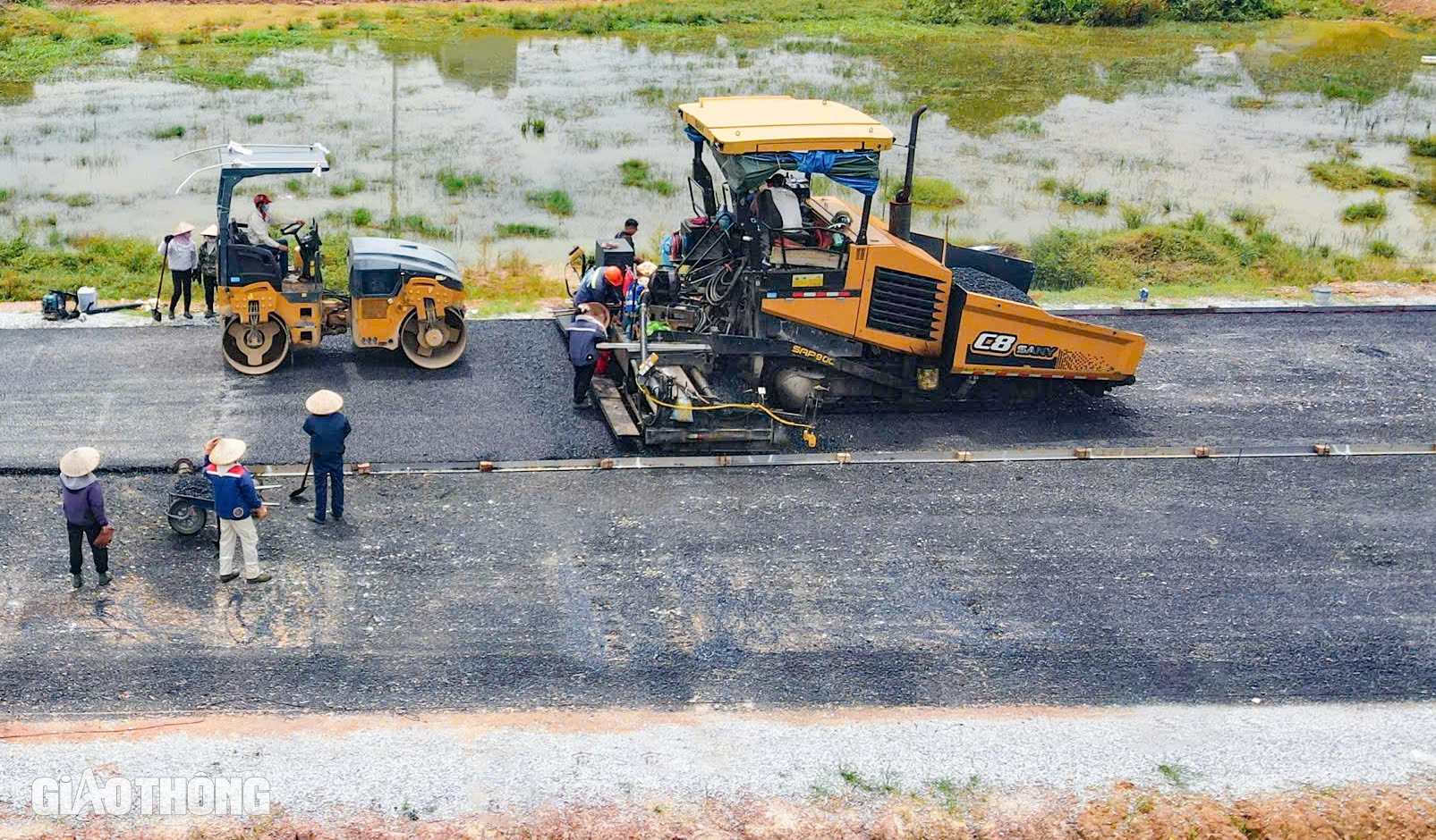 Những mét thảm đầu tiên trên tuyến Vành đai 4 - Vùng Thủ đô- Ảnh 4.