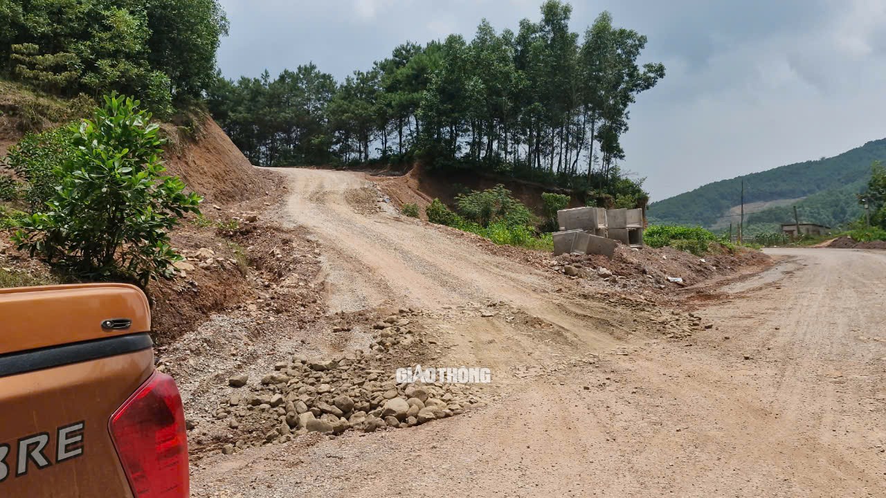 Thi công 2,4km đường trái phép trên đất rừng dẫn vào trại lợn tại Lạng Sơn- Ảnh 3.