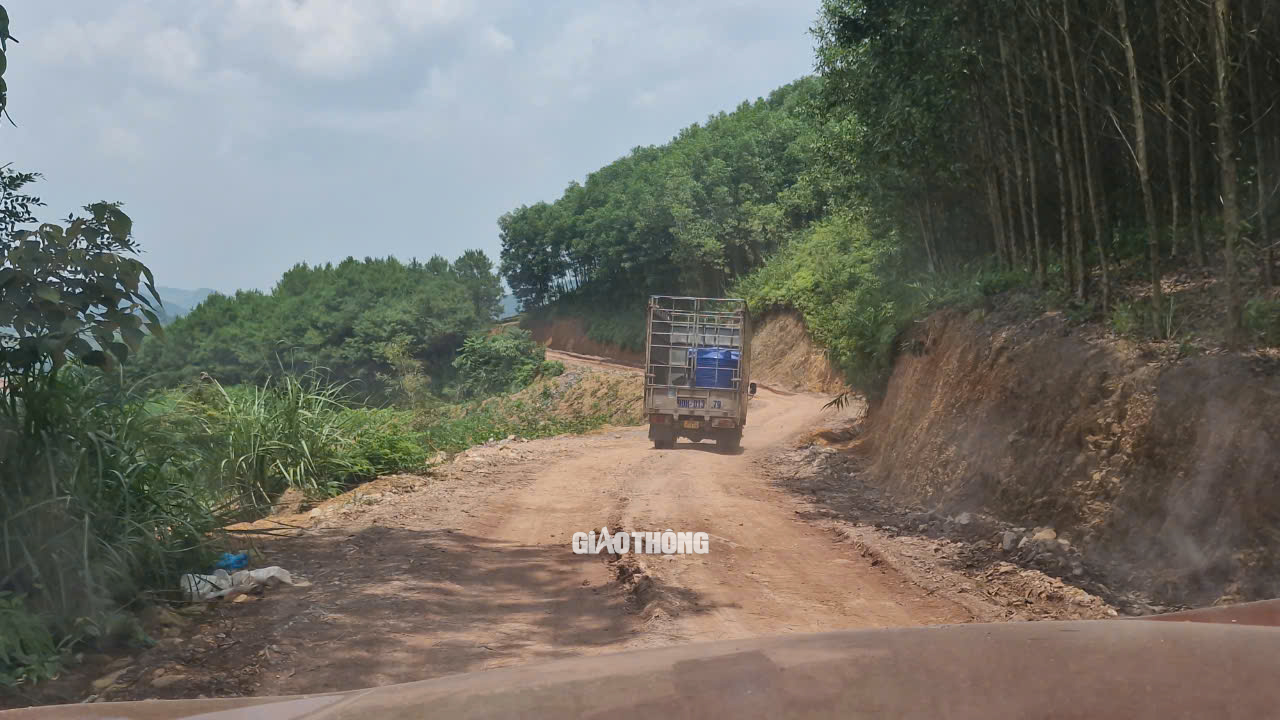 Thi công 2,4km đường trái phép trên đất rừng dẫn vào trại lợn tại Lạng Sơn- Ảnh 6.