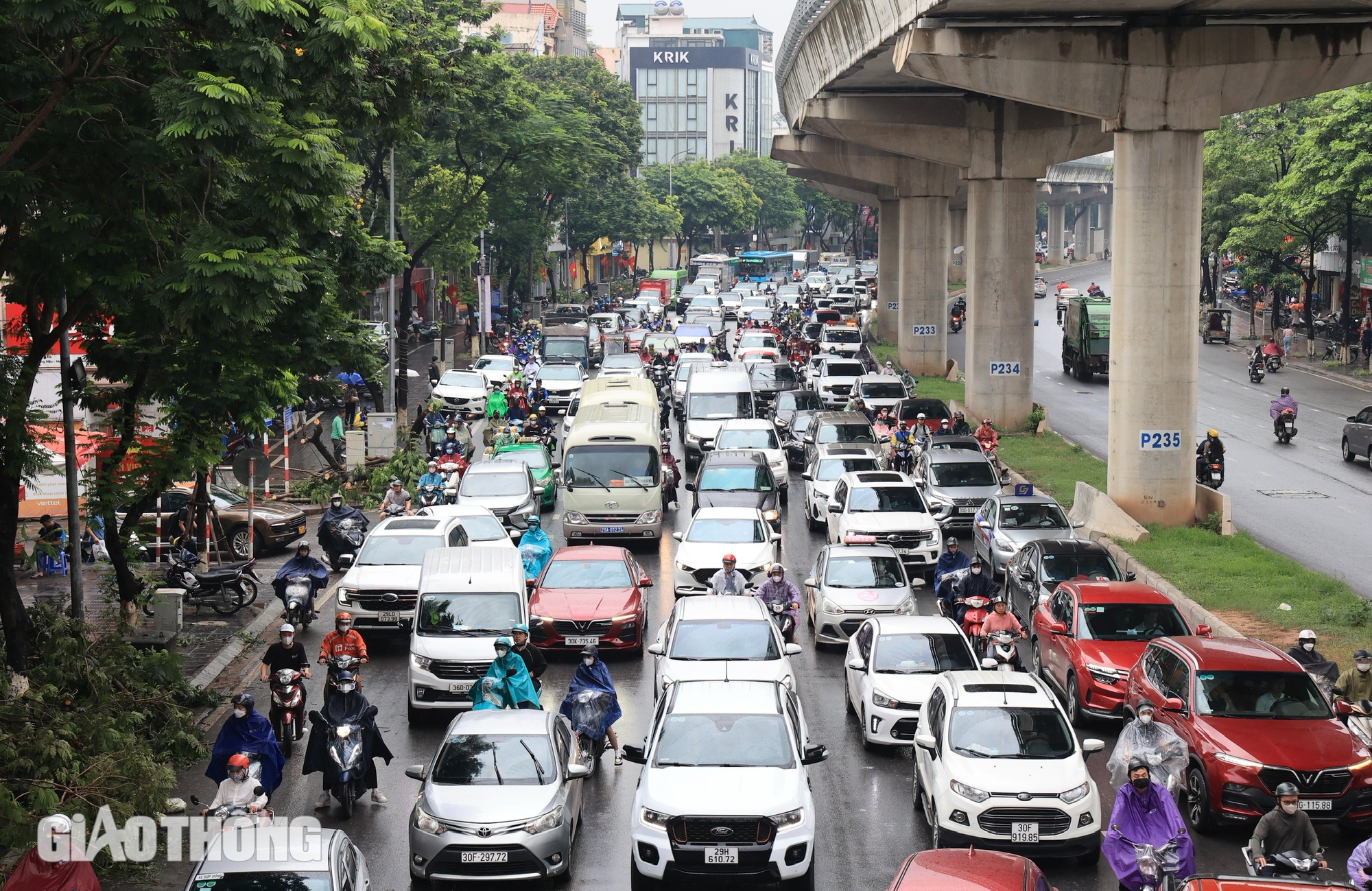 Hà Nội: Mưa kéo dài từ đêm đến sáng, nhiều tuyến đường ùn tắc giờ đi làm- Ảnh 1.