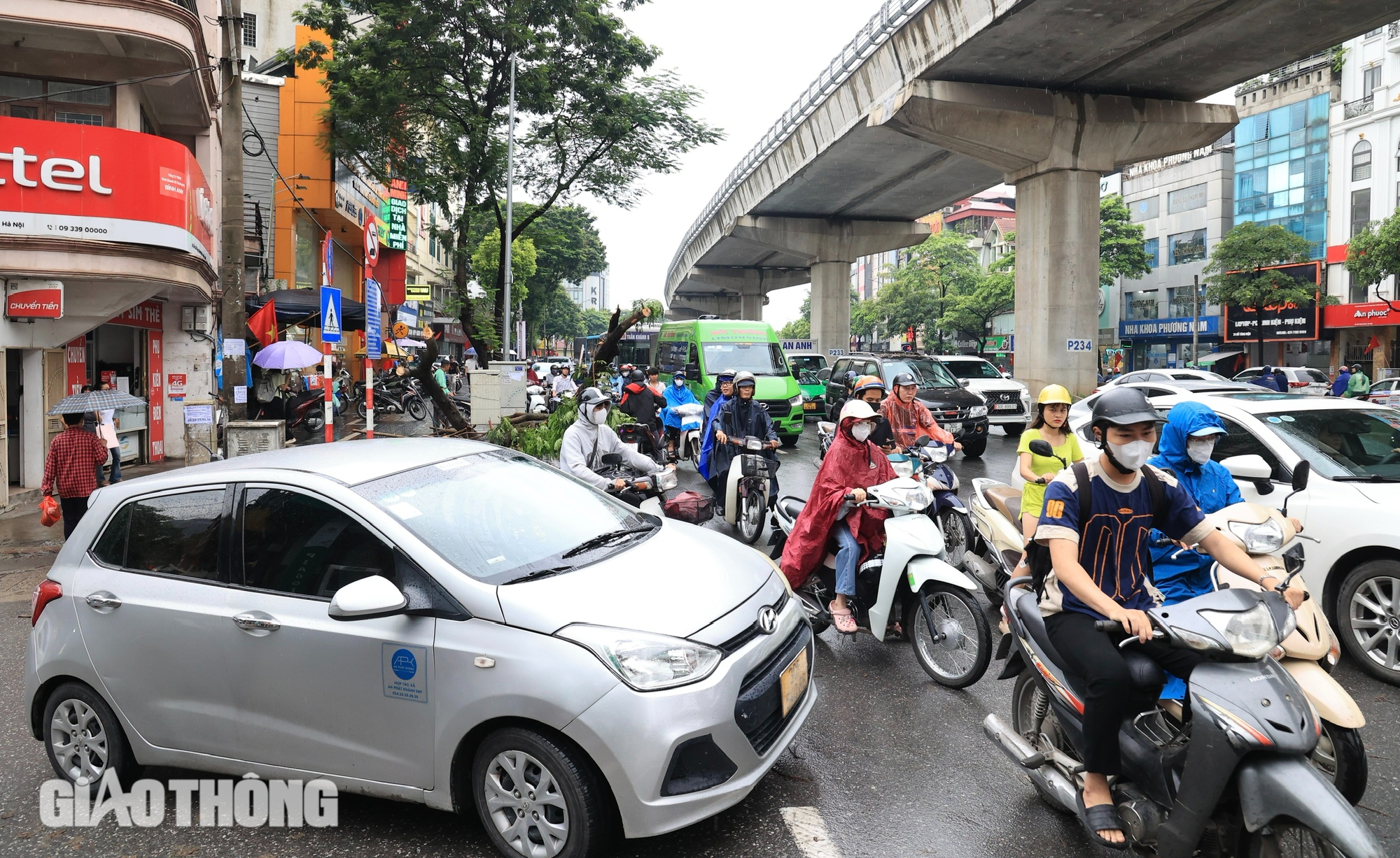 Hà Nội: Mưa kéo dài từ đêm đến sáng, nhiều tuyến đường ùn tắc giờ đi làm- Ảnh 2.