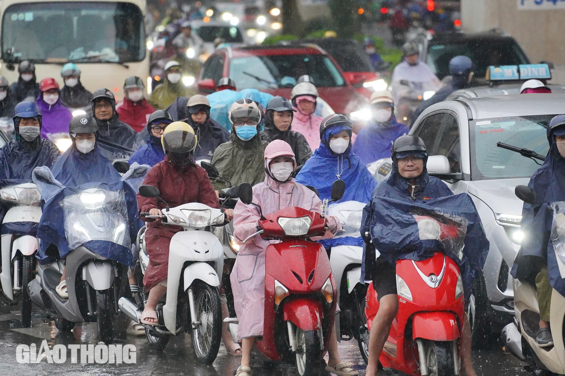 Hà Nội: Mưa kéo dài từ đêm đến sáng, nhiều tuyến đường ùn tắc giờ đi làm- Ảnh 6.