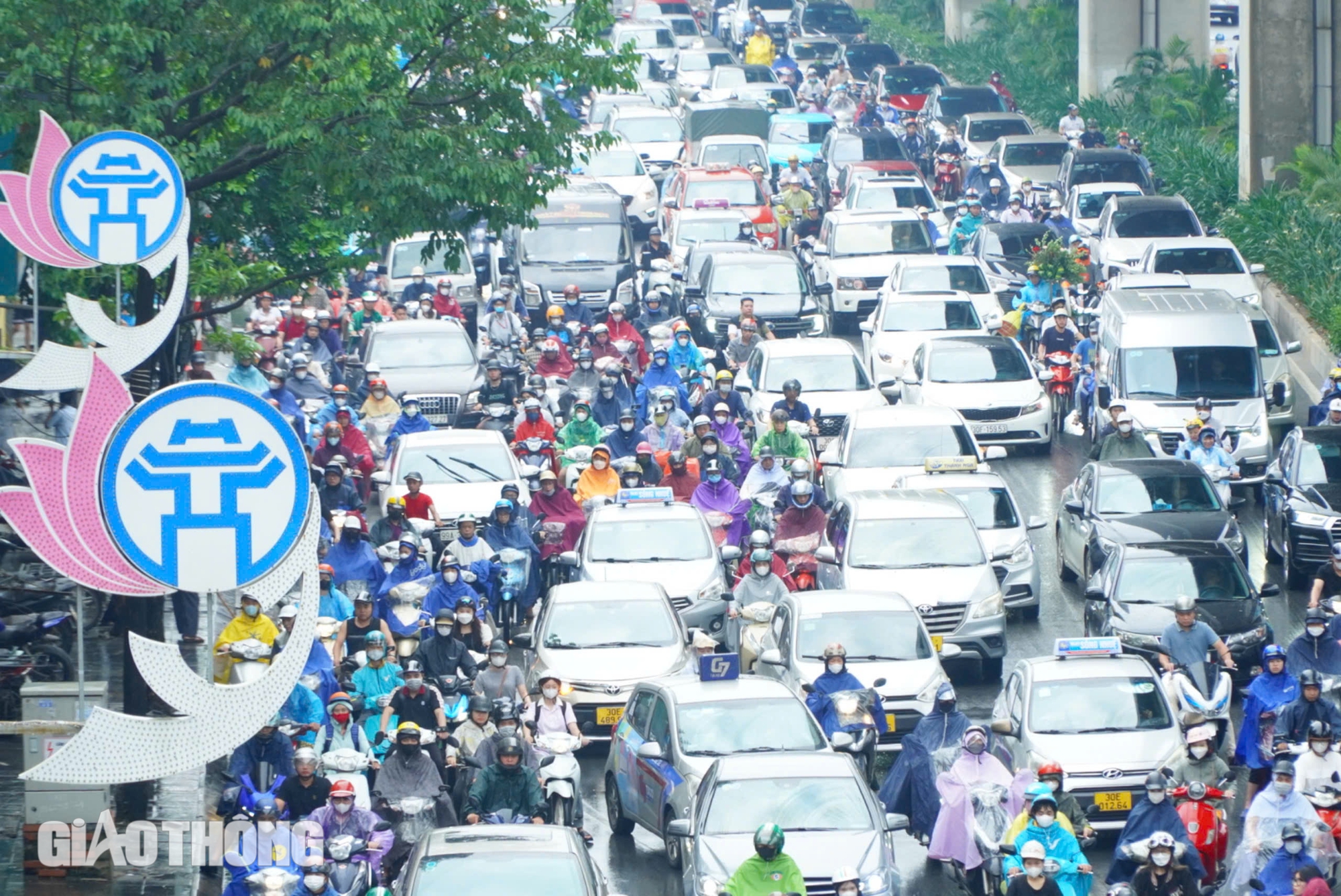 Hà Nội: Mưa kéo dài từ đêm đến sáng, nhiều tuyến đường ùn tắc giờ đi làm- Ảnh 7.