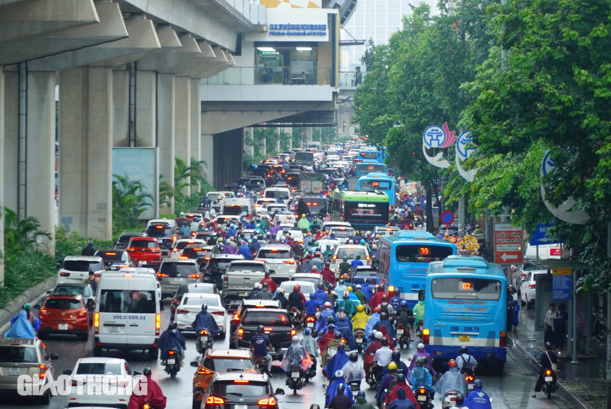 Hà Nội: Mưa kéo dài từ đêm đến sáng, nhiều tuyến đường ùn tắc giờ đi làm- Ảnh 8.