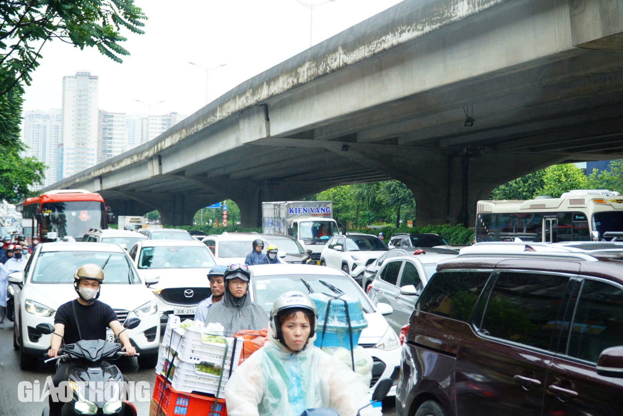 Hà Nội: Mưa kéo dài từ đêm đến sáng, nhiều tuyến đường ùn tắc giờ đi làm- Ảnh 9.