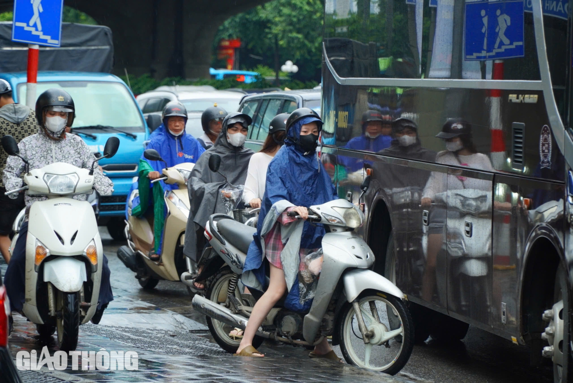 Hà Nội: Mưa kéo dài từ đêm đến sáng, nhiều tuyến đường ùn tắc giờ đi làm- Ảnh 10.