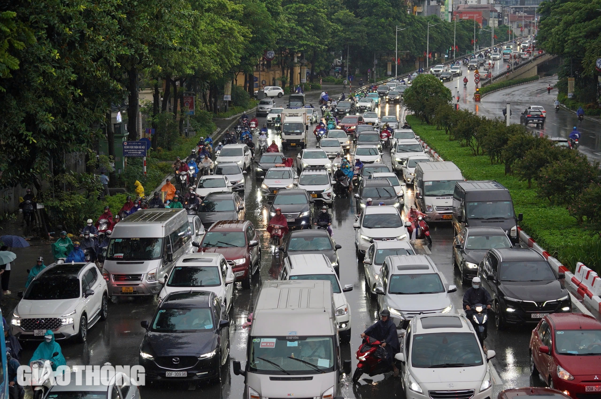 Hà Nội: Mưa kéo dài từ đêm đến sáng, nhiều tuyến đường ùn tắc giờ đi làm- Ảnh 11.