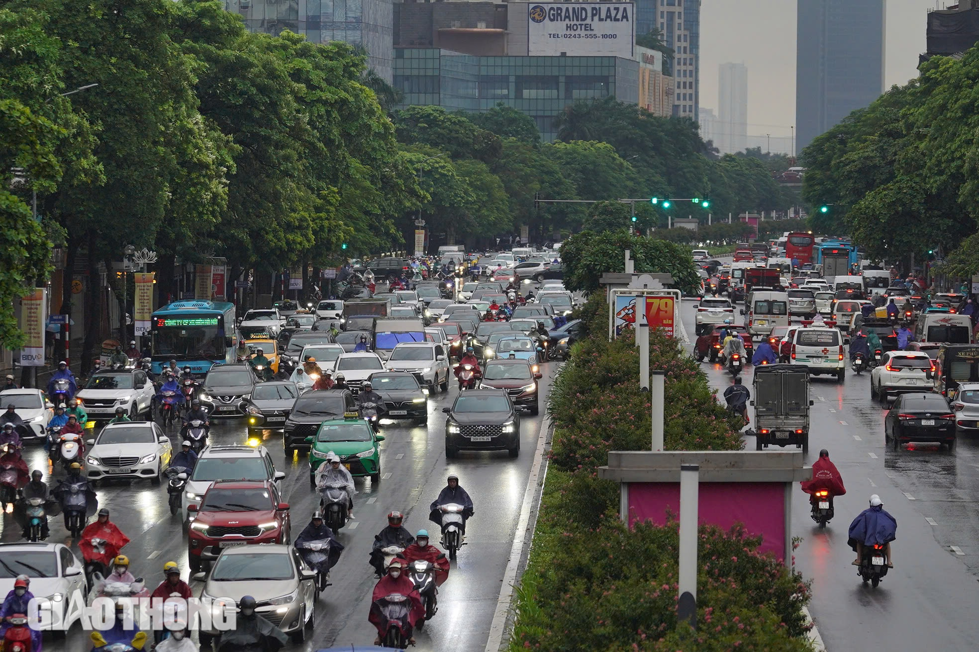 Hà Nội: Mưa kéo dài từ đêm đến sáng, nhiều tuyến đường ùn tắc giờ đi làm- Ảnh 12.