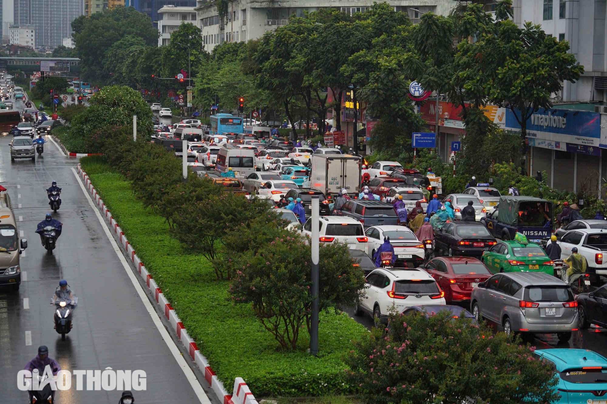 Hà Nội: Mưa kéo dài từ đêm đến sáng, nhiều tuyến đường ùn tắc giờ đi làm- Ảnh 13.