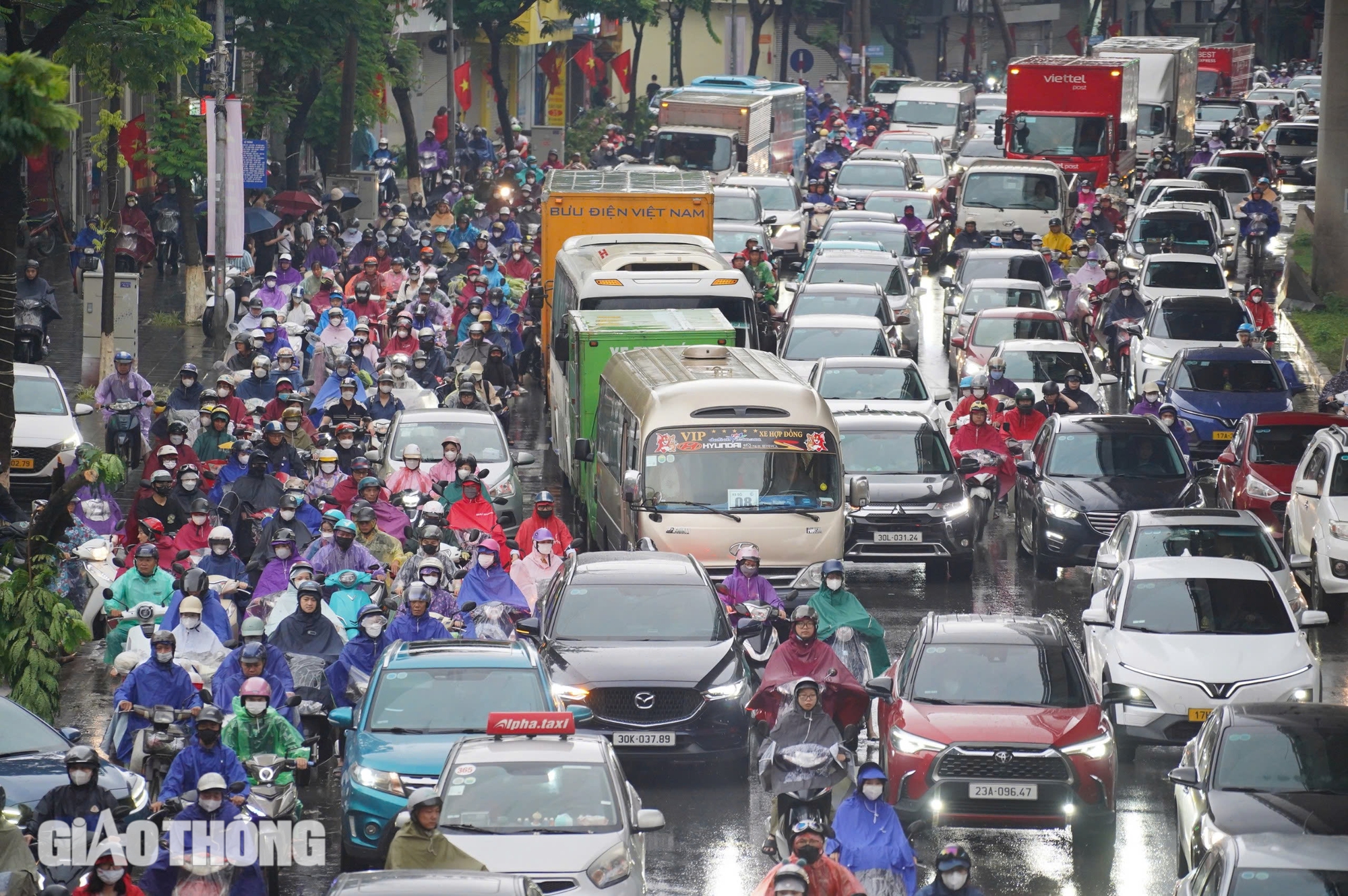 Hà Nội: Mưa kéo dài từ đêm đến sáng, nhiều tuyến đường ùn tắc giờ đi làm- Ảnh 14.