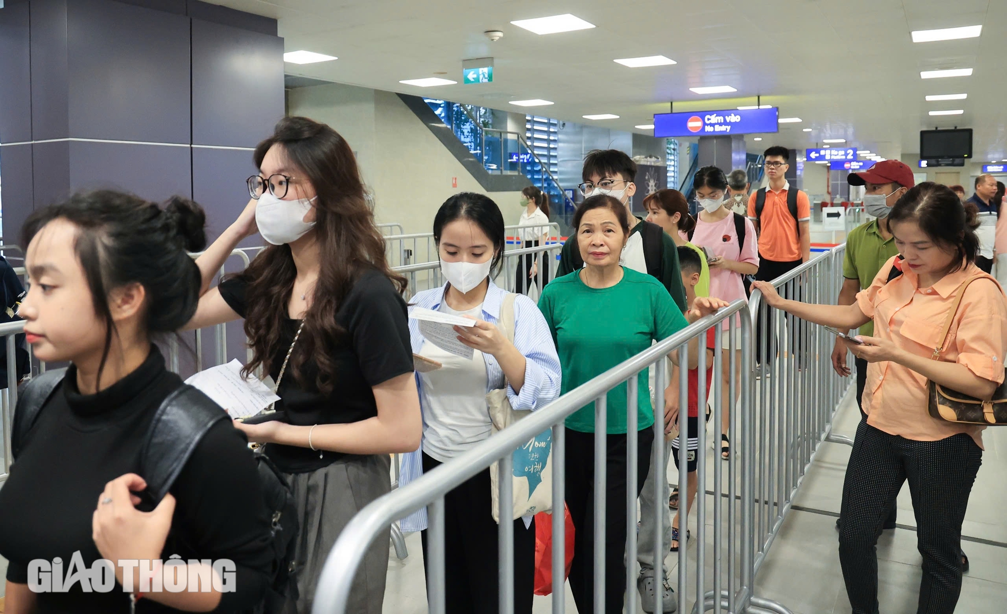 Ngày đầu thu phí, metro Nhổn - ga Hà Nội vẫn hút người dân sử dụng- Ảnh 1.