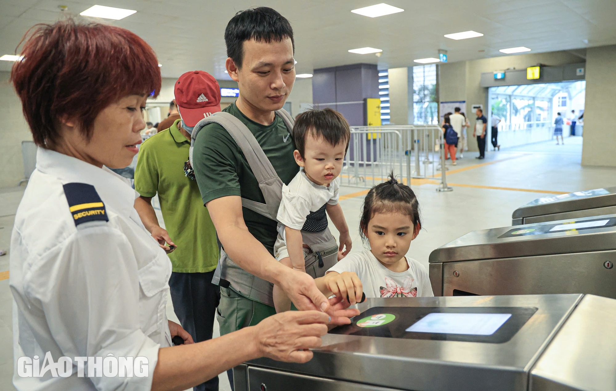 Ngày đầu thu phí, metro Nhổn - ga Hà Nội vẫn hút người dân sử dụng- Ảnh 6.