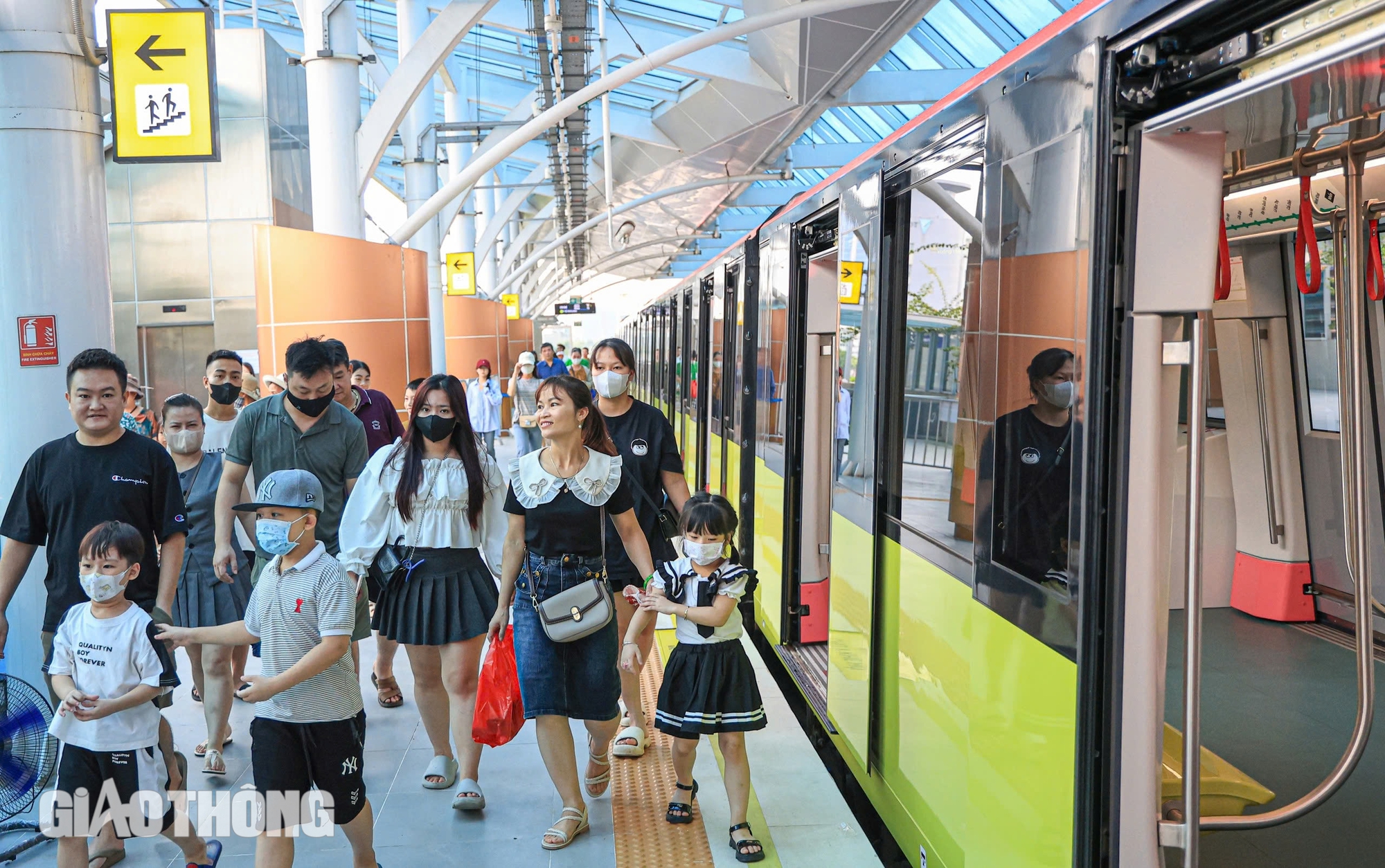 Ngày đầu thu phí, metro Nhổn - ga Hà Nội vẫn hút người dân sử dụng- Ảnh 8.