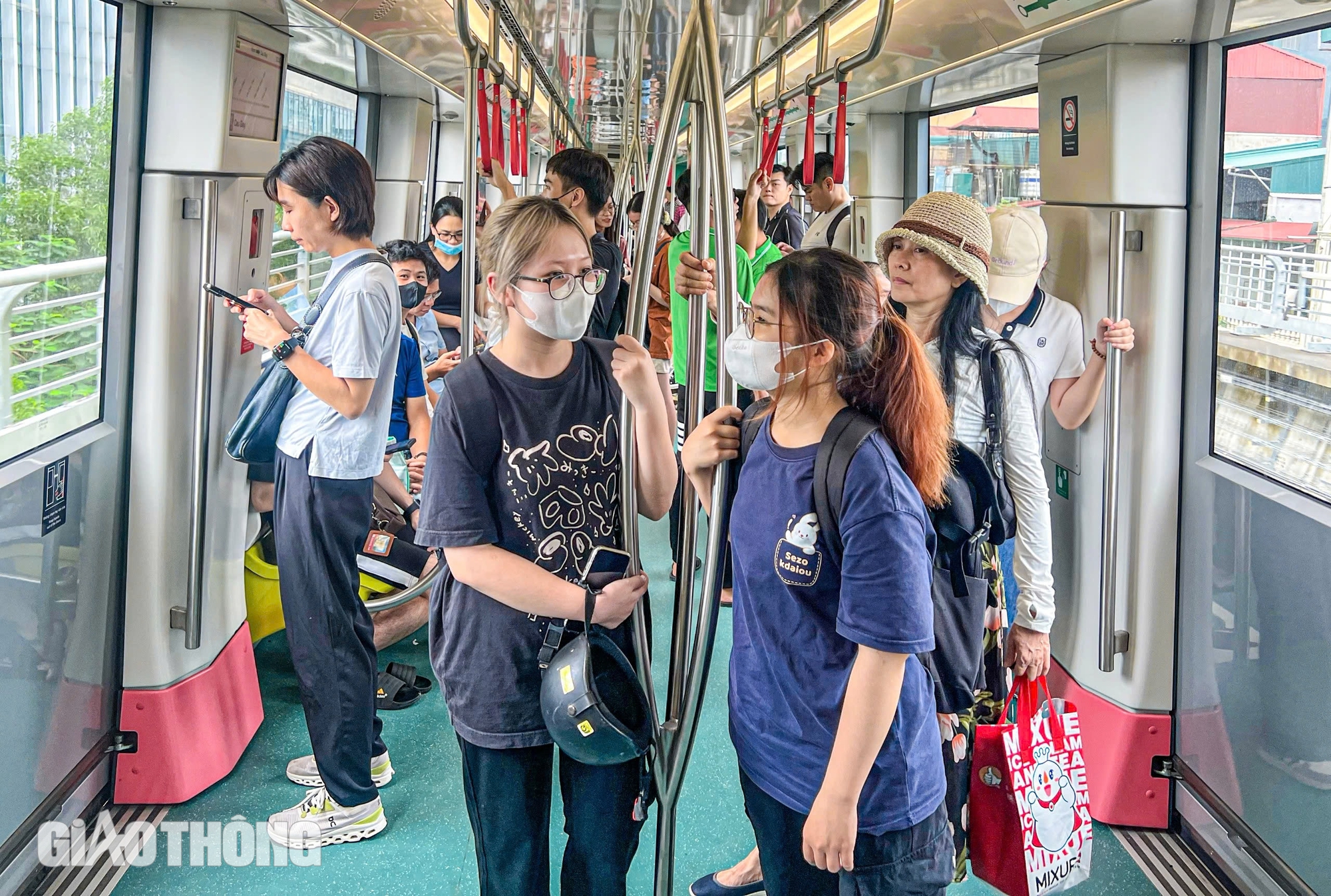 Ngày đầu thu phí, metro Nhổn - ga Hà Nội vẫn hút người dân sử dụng- Ảnh 9.