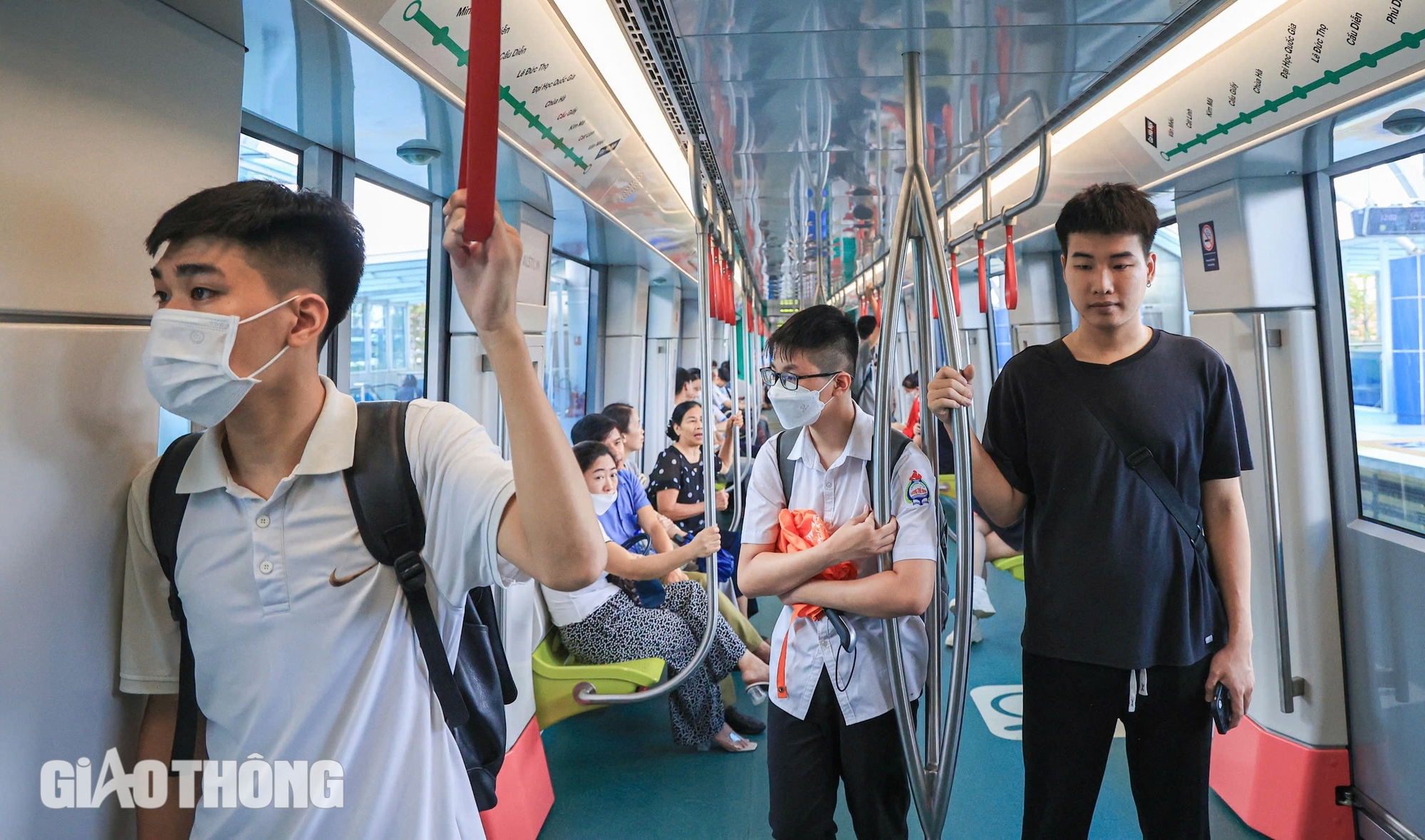 Ngày đầu thu phí, metro Nhổn - ga Hà Nội vẫn hút người dân sử dụng- Ảnh 10.