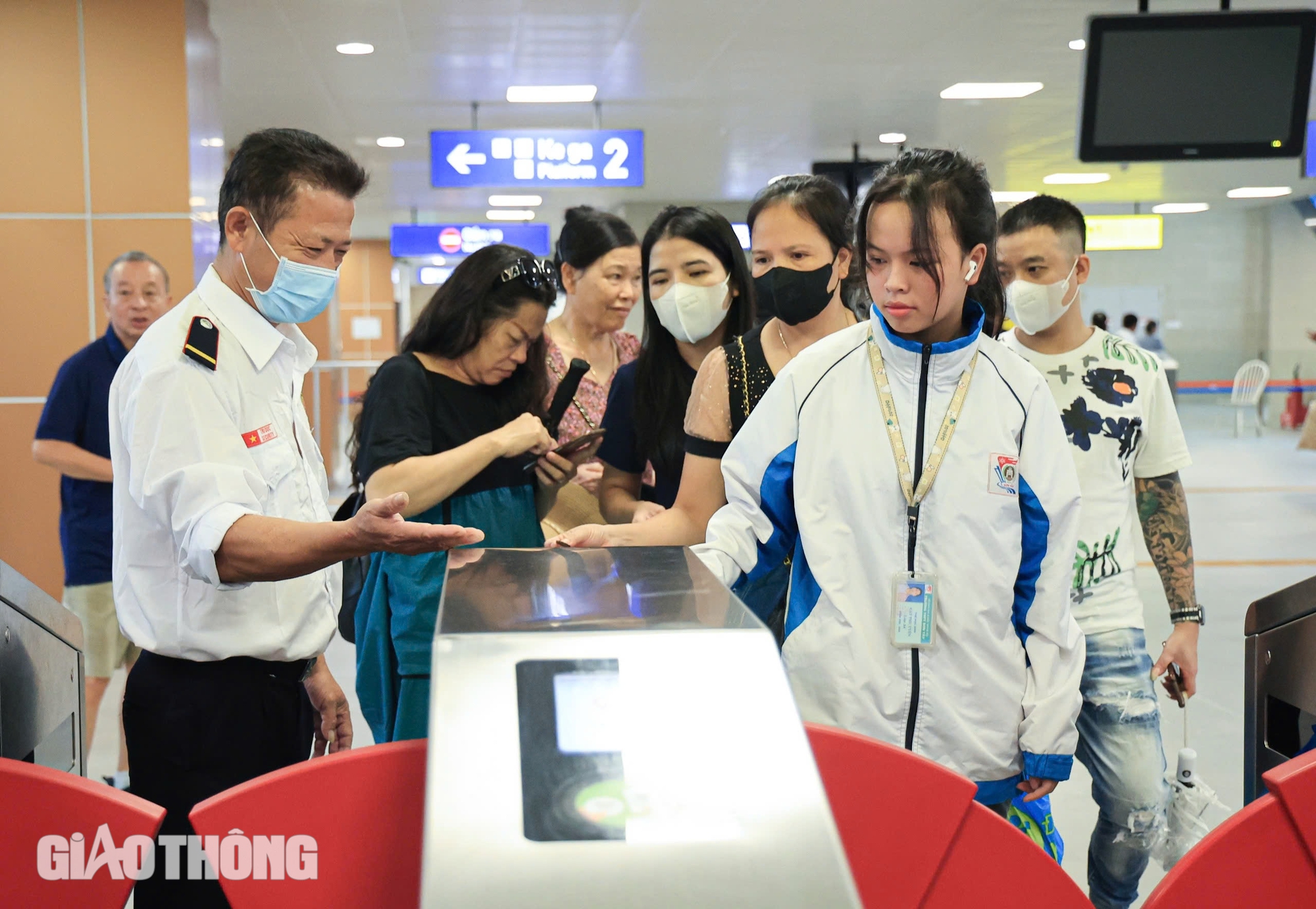 Ngày đầu thu phí, metro Nhổn - ga Hà Nội vẫn hút người dân sử dụng- Ảnh 16.