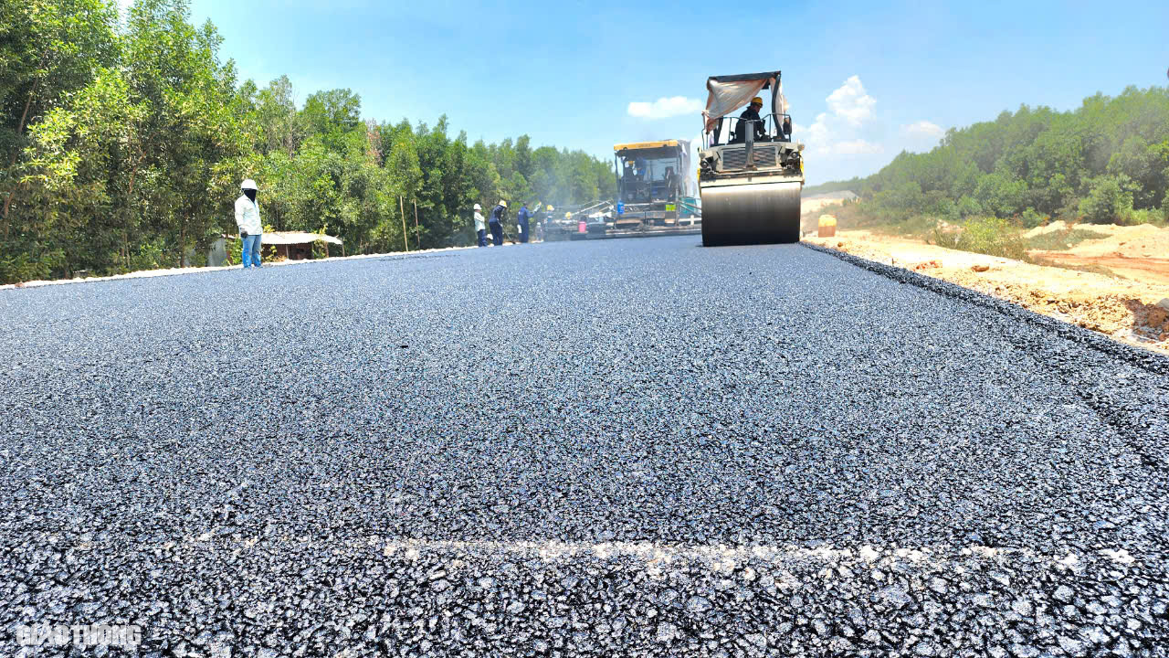 Thảm thử những mét bê tông nhựa đầu tiên trên cao tốc Quảng Ngãi - Hoài Nhơn- Ảnh 4.