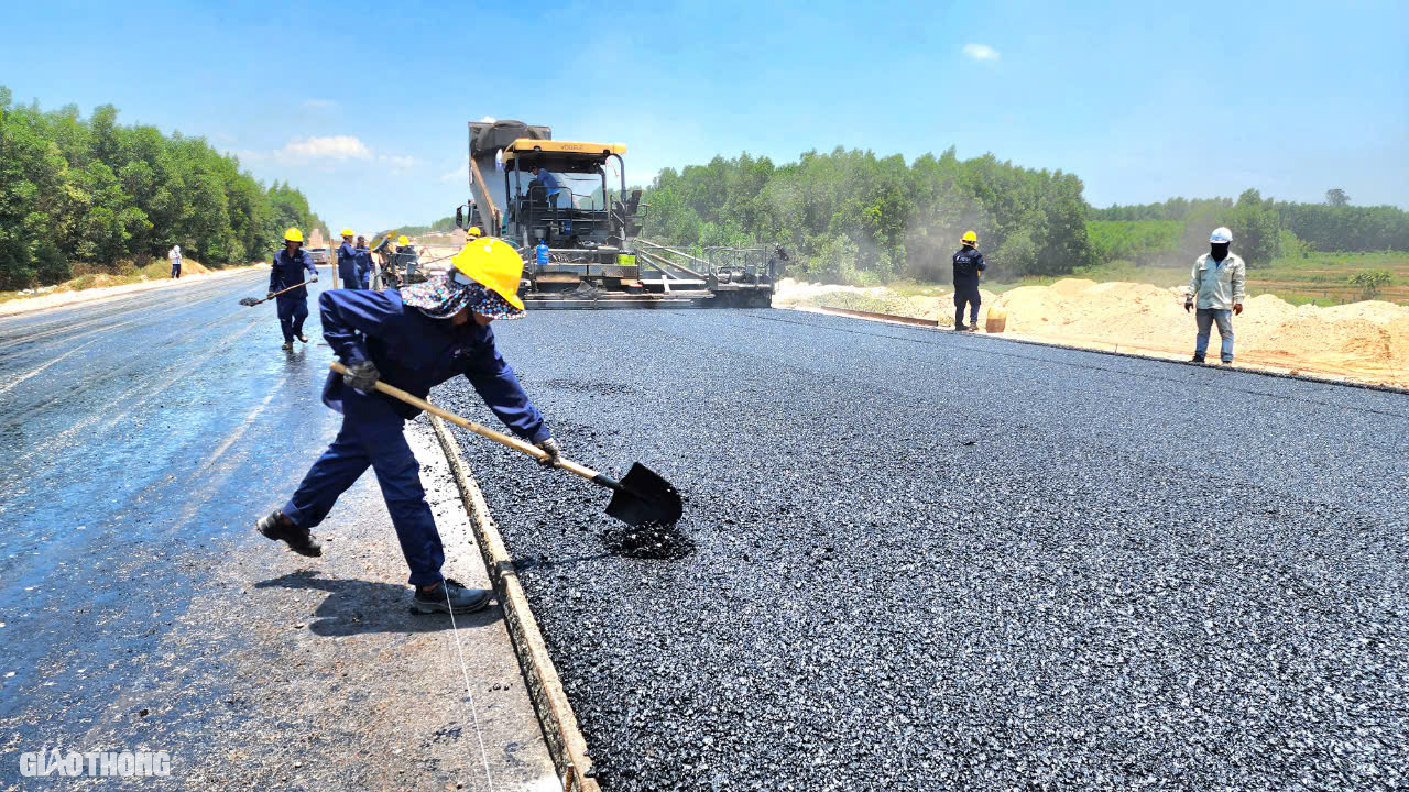 Thảm thử những mét bê tông nhựa đầu tiên trên cao tốc Quảng Ngãi - Hoài Nhơn- Ảnh 7.