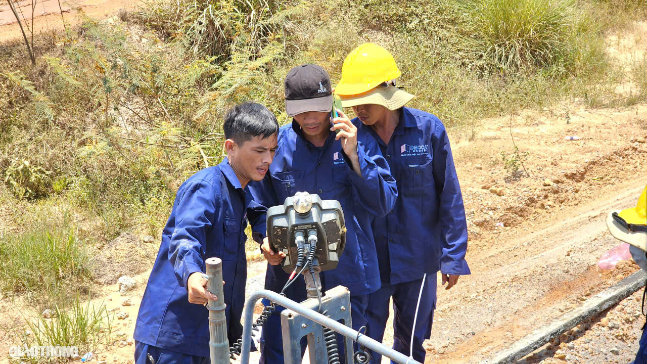 Thảm thử những mét bê tông nhựa đầu tiên trên cao tốc Quảng Ngãi - Hoài Nhơn- Ảnh 10.