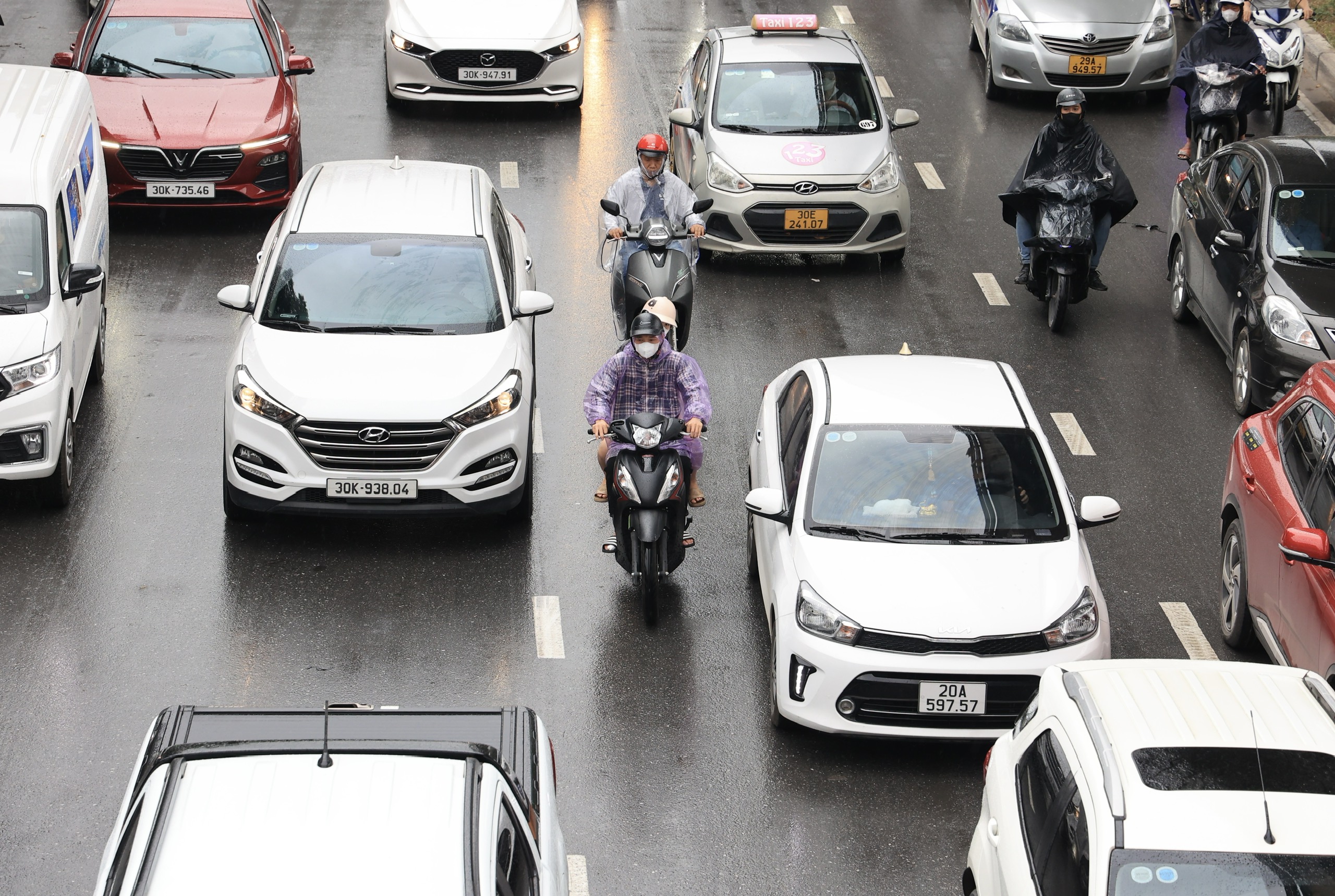 Hà Nội: Mưa kéo dài từ đêm đến sáng, nhiều tuyến đường ùn tắc giờ đi làm- Ảnh 5.