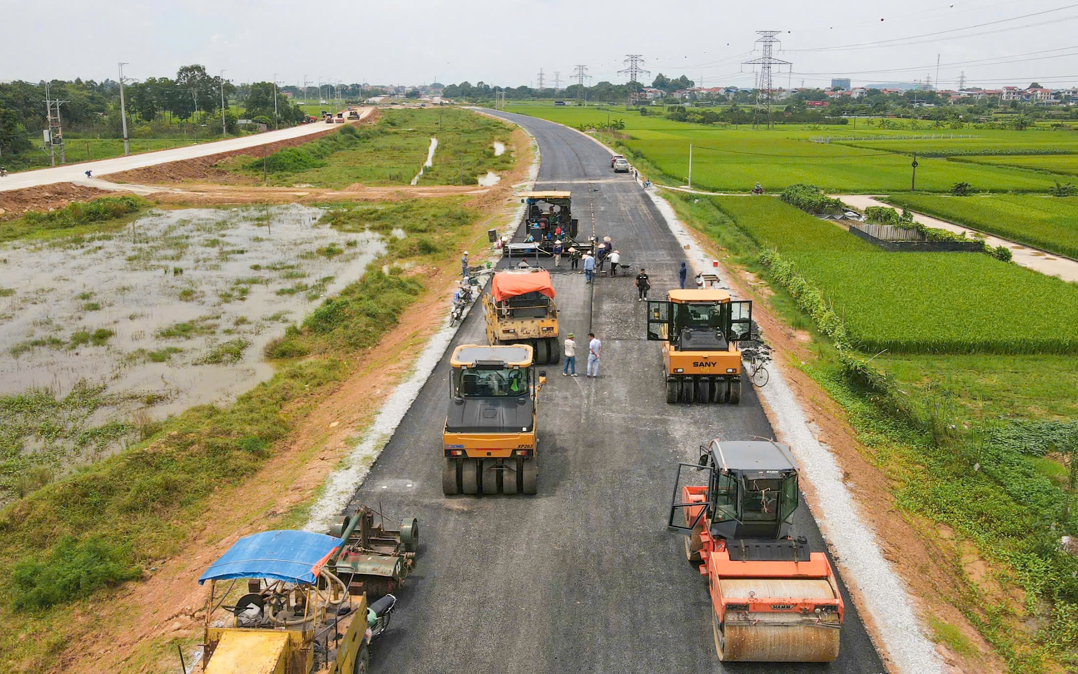 Những mét thảm đầu tiên trên tuyến Vành đai 4 - Vùng Thủ đô- Ảnh 3.