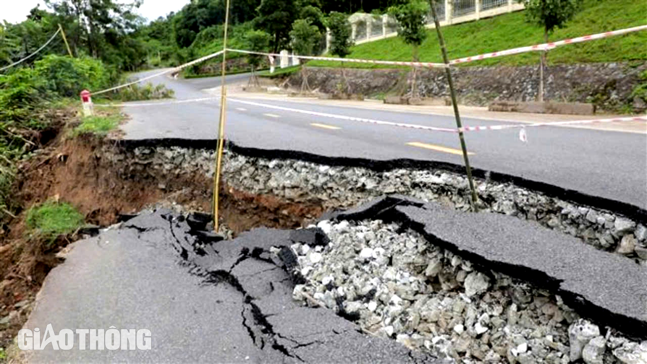 Tuyến QL15C qua huyện biên giới Thanh Hóa sụt lún nghiêm trọng- Ảnh 1.