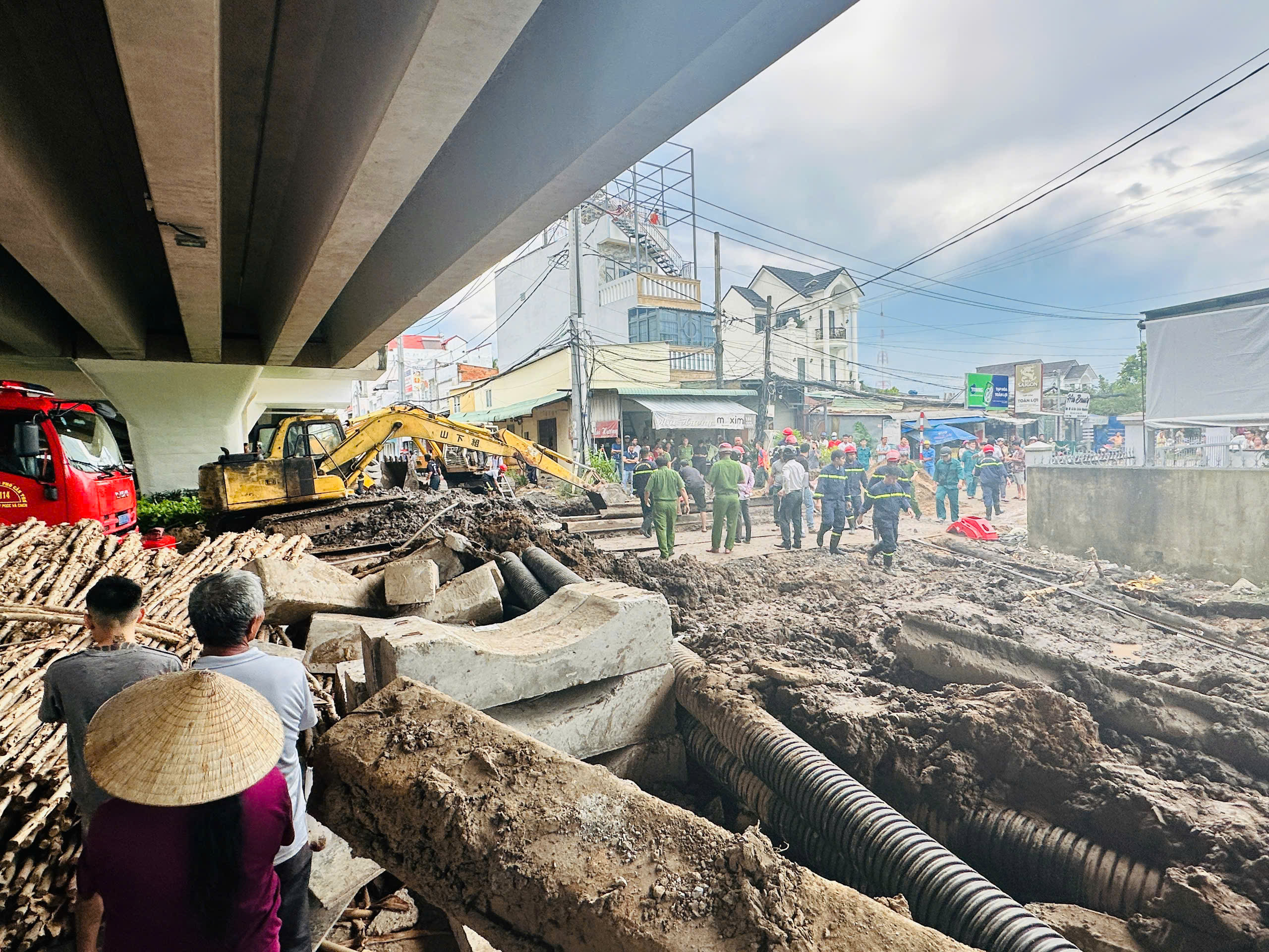 Sình bùn vùi lấp hai công nhân dưới cầu Trần Hoàng Na- Ảnh 1.