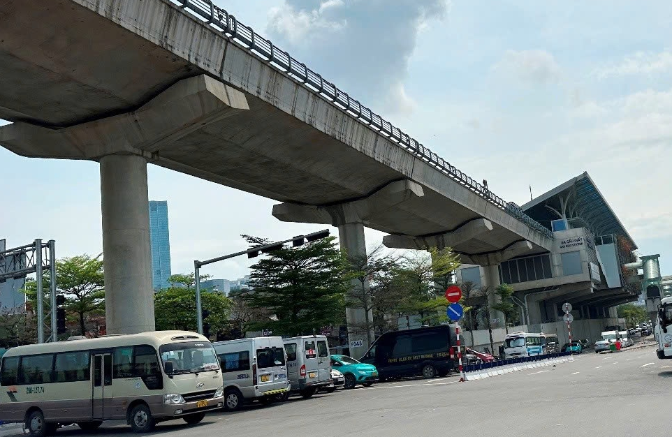 Xử lý bãi xe không phép dọc tuyến metro Nhổn - ga Hà Nội sau phản ánh của Báo Giao thông- Ảnh 1.