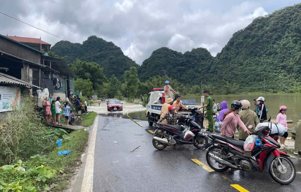 CSGT dùng xe tải chuyên dụng đưa người dân qua đoạn đường ngập- Ảnh 4.