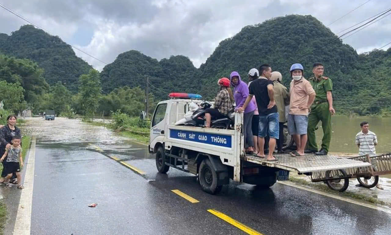 CSGT dùng xe tải chuyên dụng đưa người dân qua đoạn đường ngập- Ảnh 3.