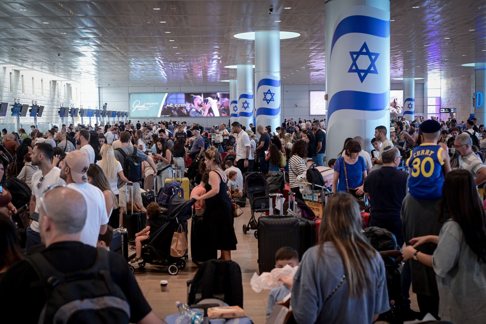 Sân bay tại Tel Aviv hỗn loạn khi Israel và Hezbolla tấn công lẫn nhau- Ảnh 1.