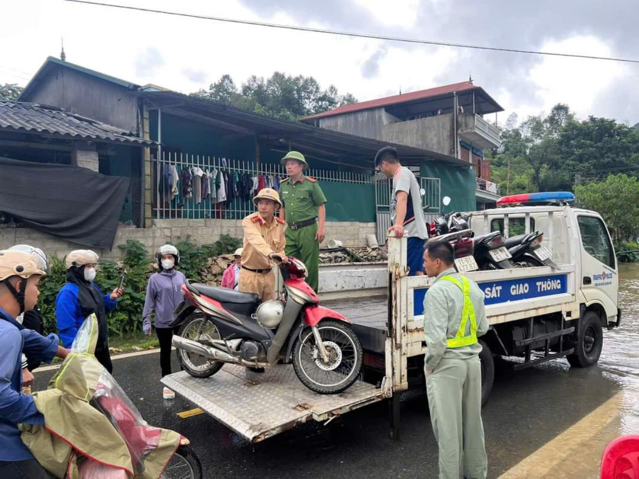 CSGT dùng xe tải chuyên dụng đưa người dân qua đoạn đường ngập- Ảnh 6.