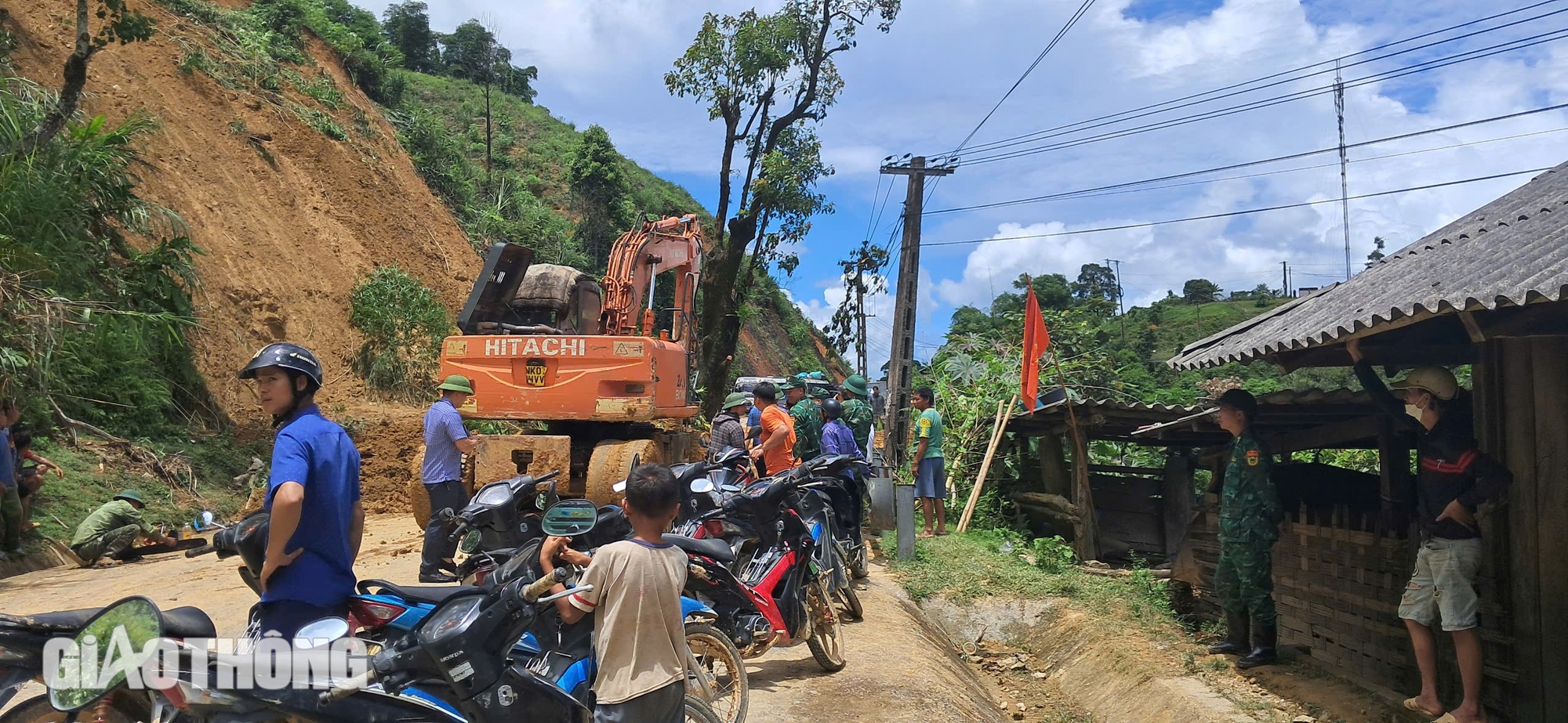 Hàng chục điểm sạt lở gây tắc đường lên huyện Mường Lát- Ảnh 2.