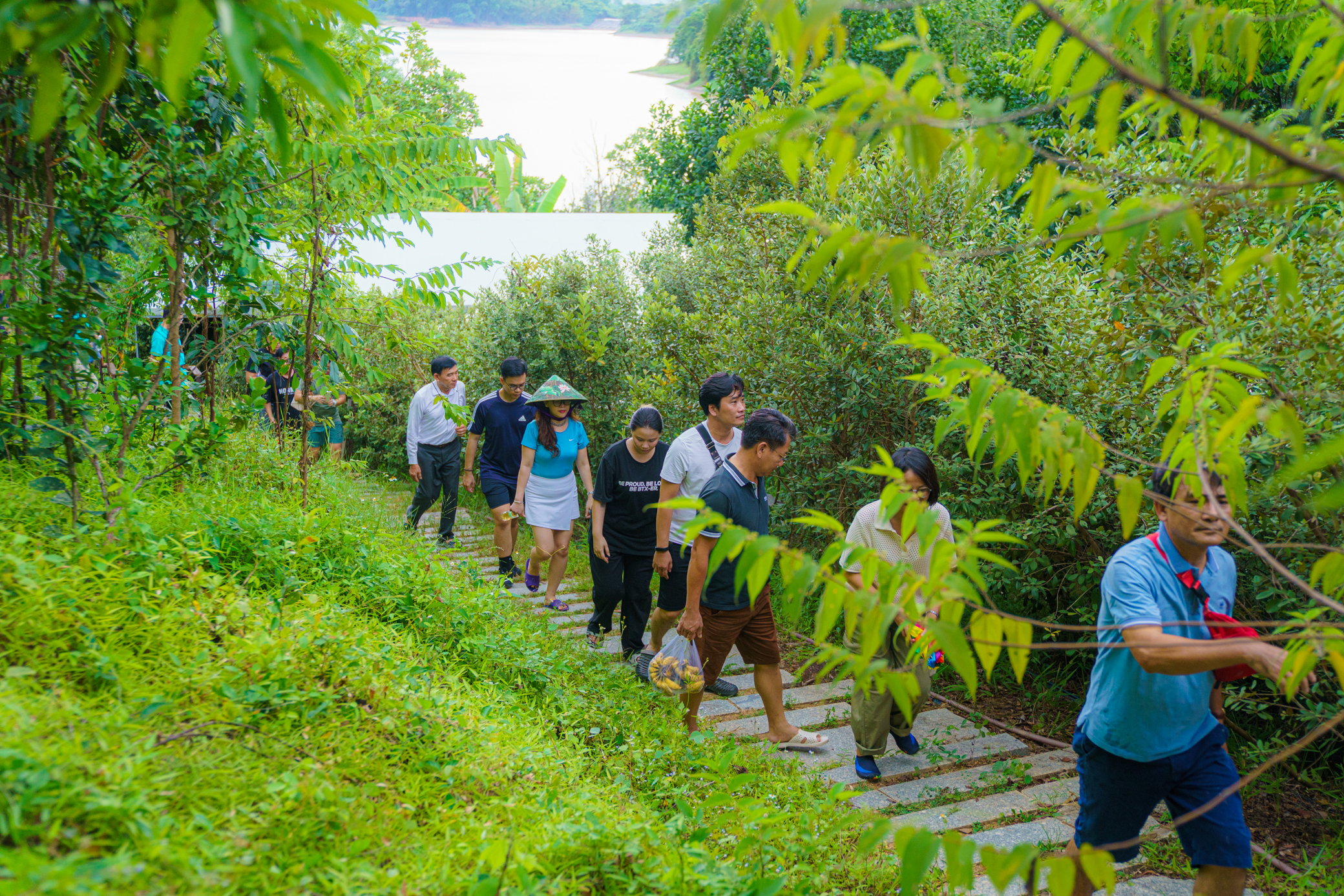 Đến Khánh Hòa thăm rừng nguyên sinh, tắm thác 9 tầng, chèo bè tre giữa lòng hồ Láng Nhớt- Ảnh 12.