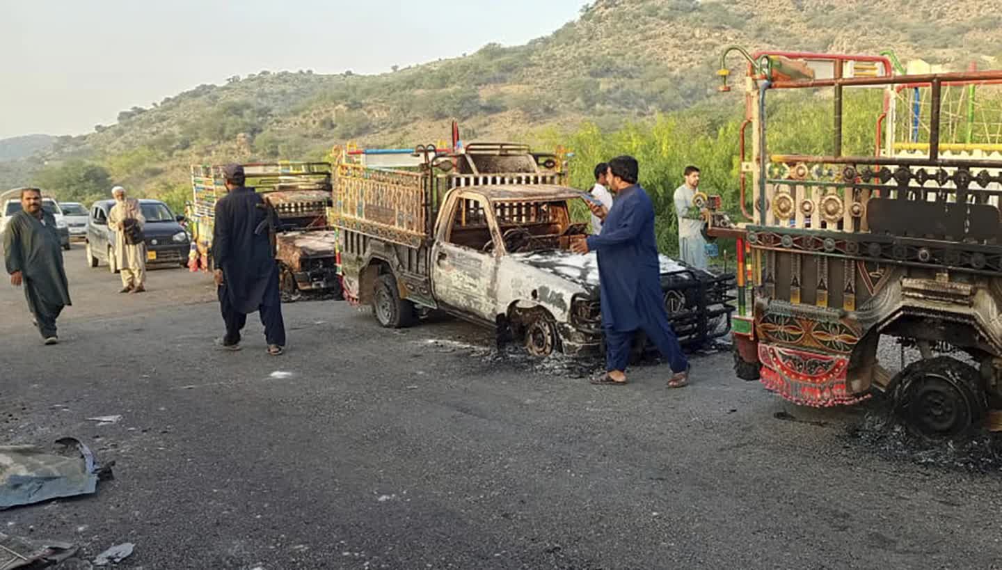 Pakistan: Tấn công hàng loạt trên đường bộ, đường sắt, ga tàu, ít nhất 33 người chết- Ảnh 1.