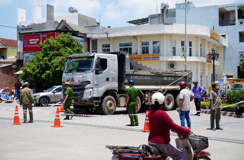 Hiện trường vụ tai nạn giao thông khiến nữ dược sĩ tử vong tại chỗ.